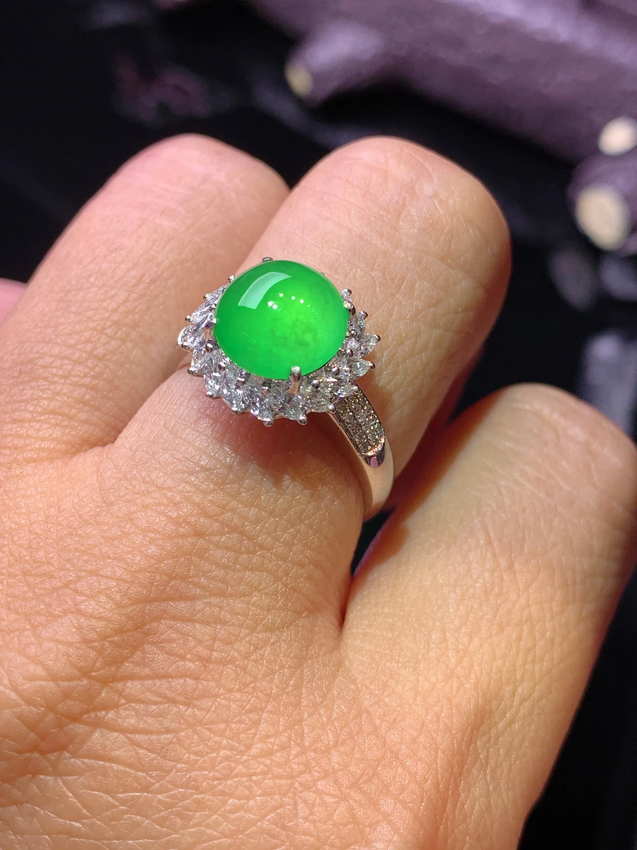 18k金钻镶嵌翠绿蛋面戒指 玉质细腻 色泽清新艳丽 圈口13.5 整体尺寸13*9.6