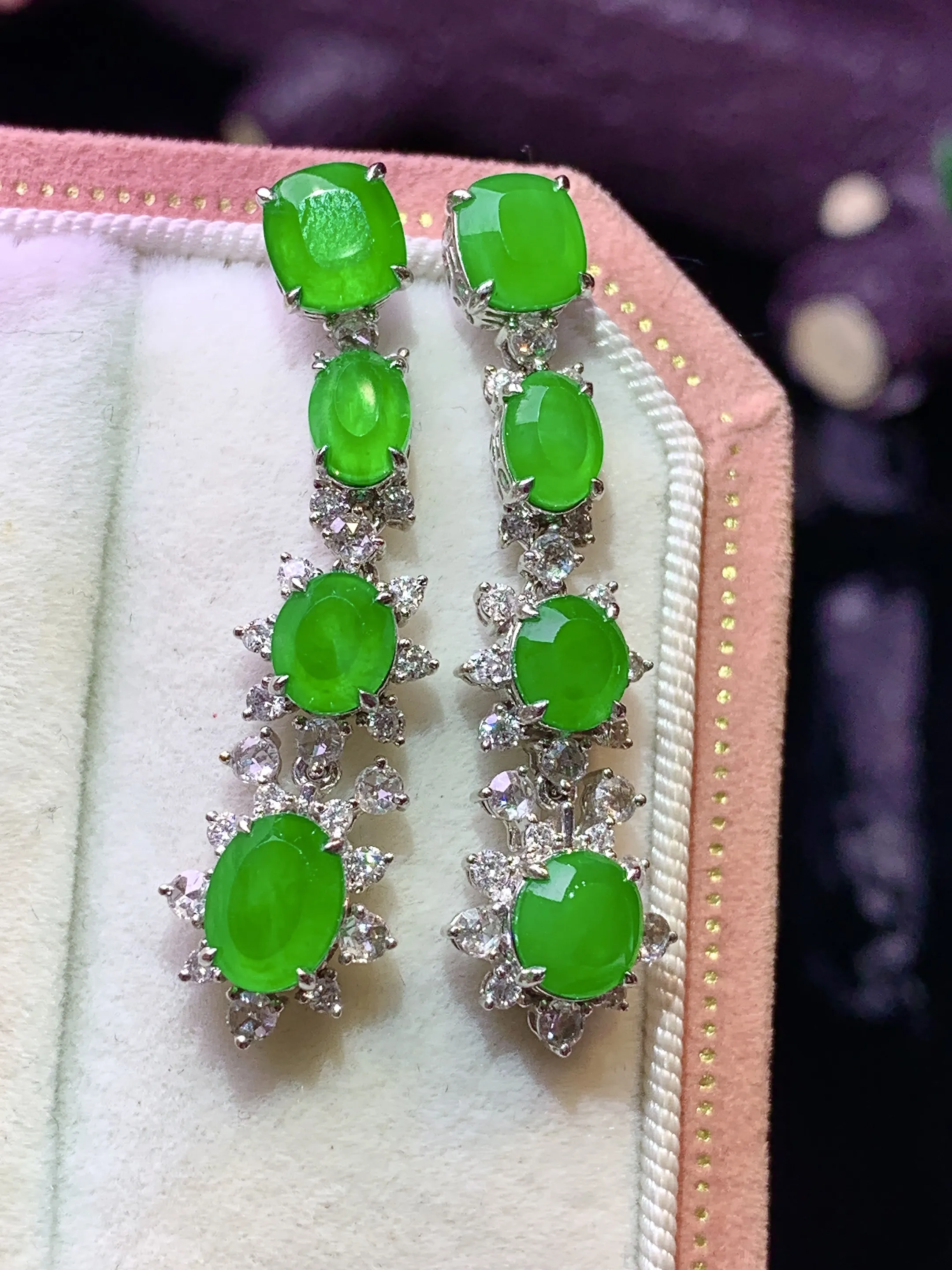 18k金钻镶嵌满绿蛋面耳坠 玉质细腻 色泽清新艳丽 整体尺寸34.7*9.5*5.5