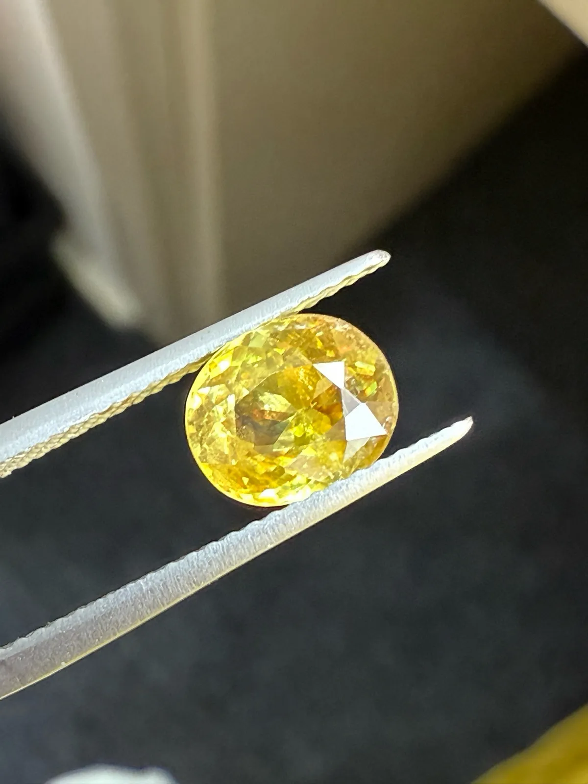 1.955克拉天然榍石戒面裸石，颜色超美，火彩超好，尺寸：7.8*6.5*4.6mm