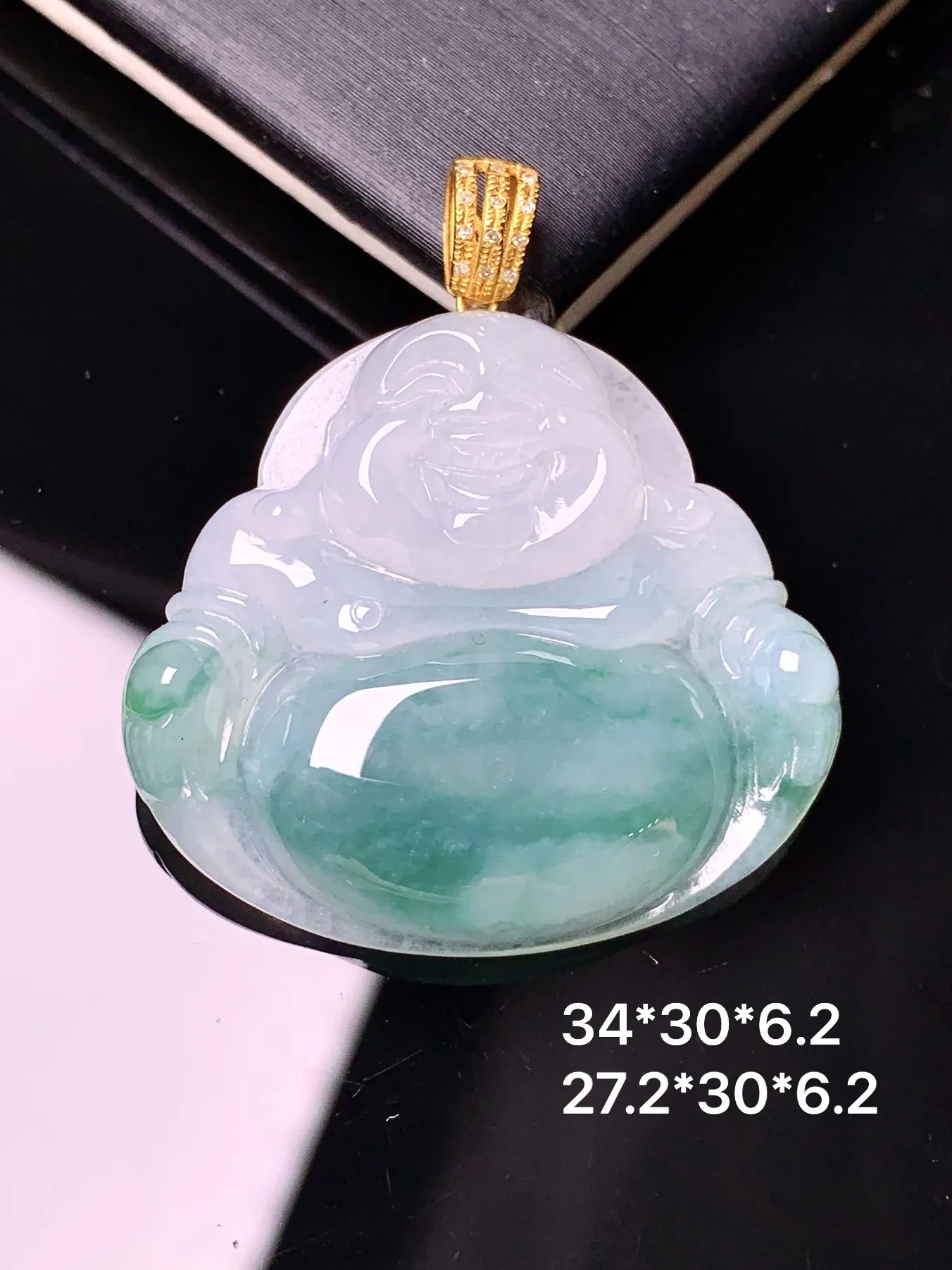 18k金钻镶嵌飘绿佛公吊坠 玉质细腻 色泽清新艳丽 整体尺寸34*30*6.2