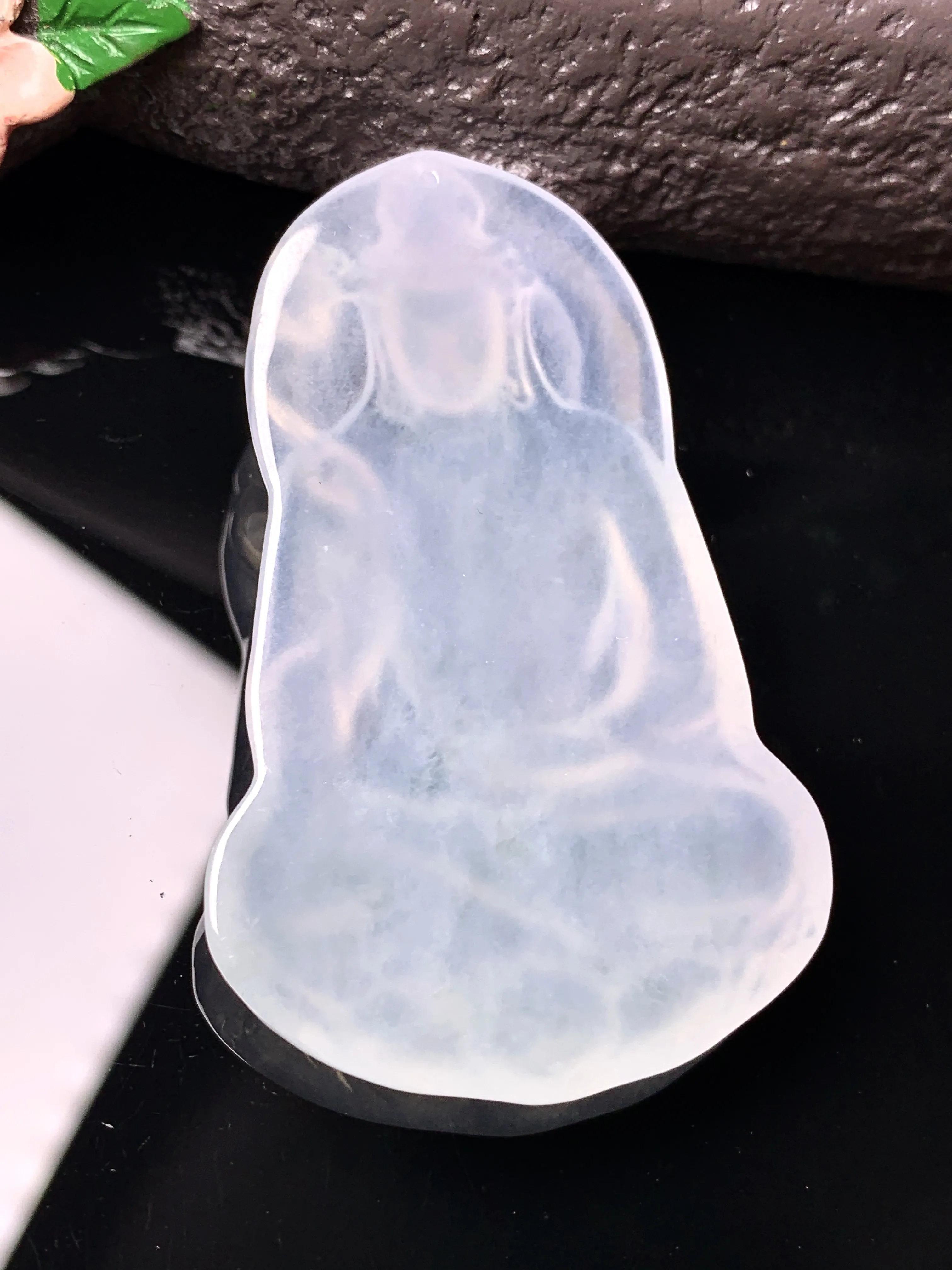 冰种观音菩萨吊坠 玉质细腻 色泽清新艳丽 整体尺寸53.6*33.6*5.3