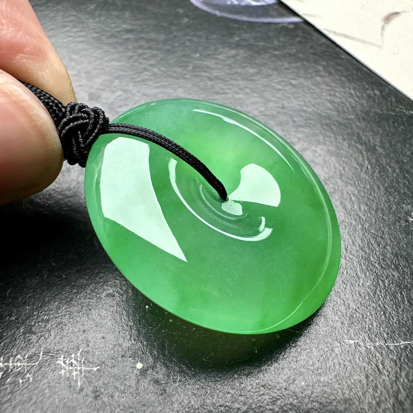 【冰种满绿平安扣】质地非常细腻，冰润十足，种老冰透，收藏品质。