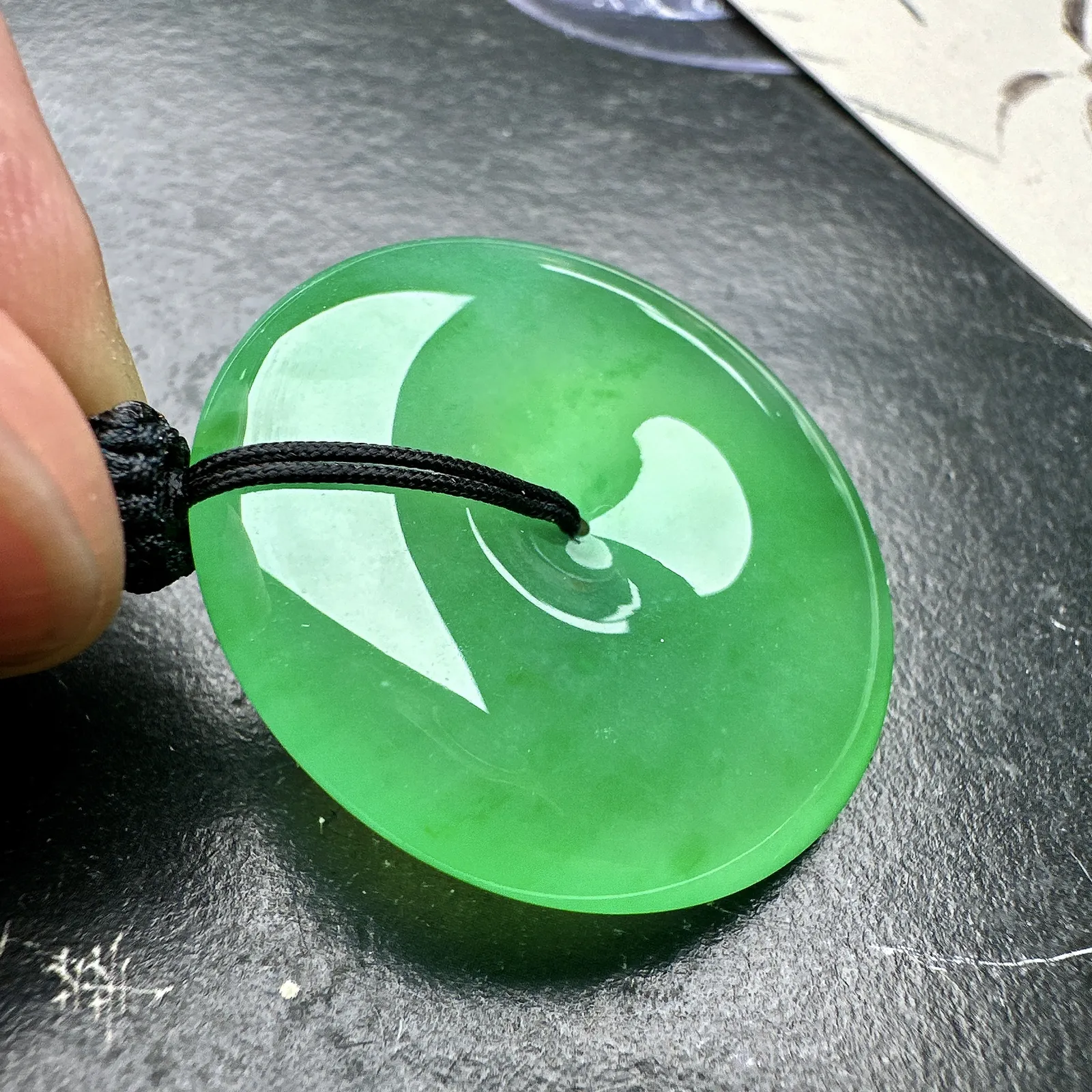 【冰种满绿平安扣】质地非常细腻，冰润十足，种老冰透，收藏品质。