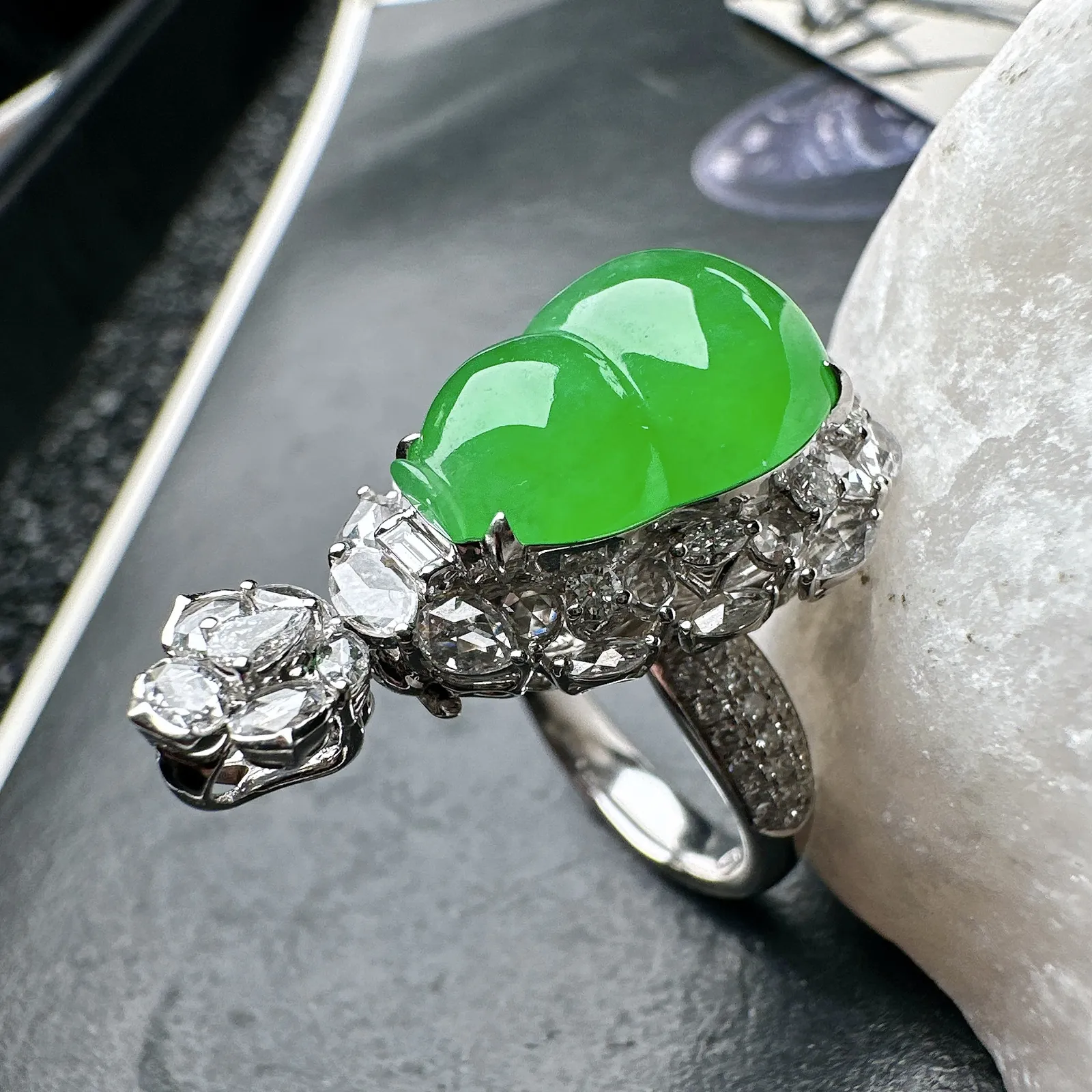 【冰种满绿葫芦戒指、吊坠两用款】质地细腻，冰润起光，胶感强烈，冰感明显，18K金钻精美镶嵌，裸石尺寸15*11.1*4.2毫米