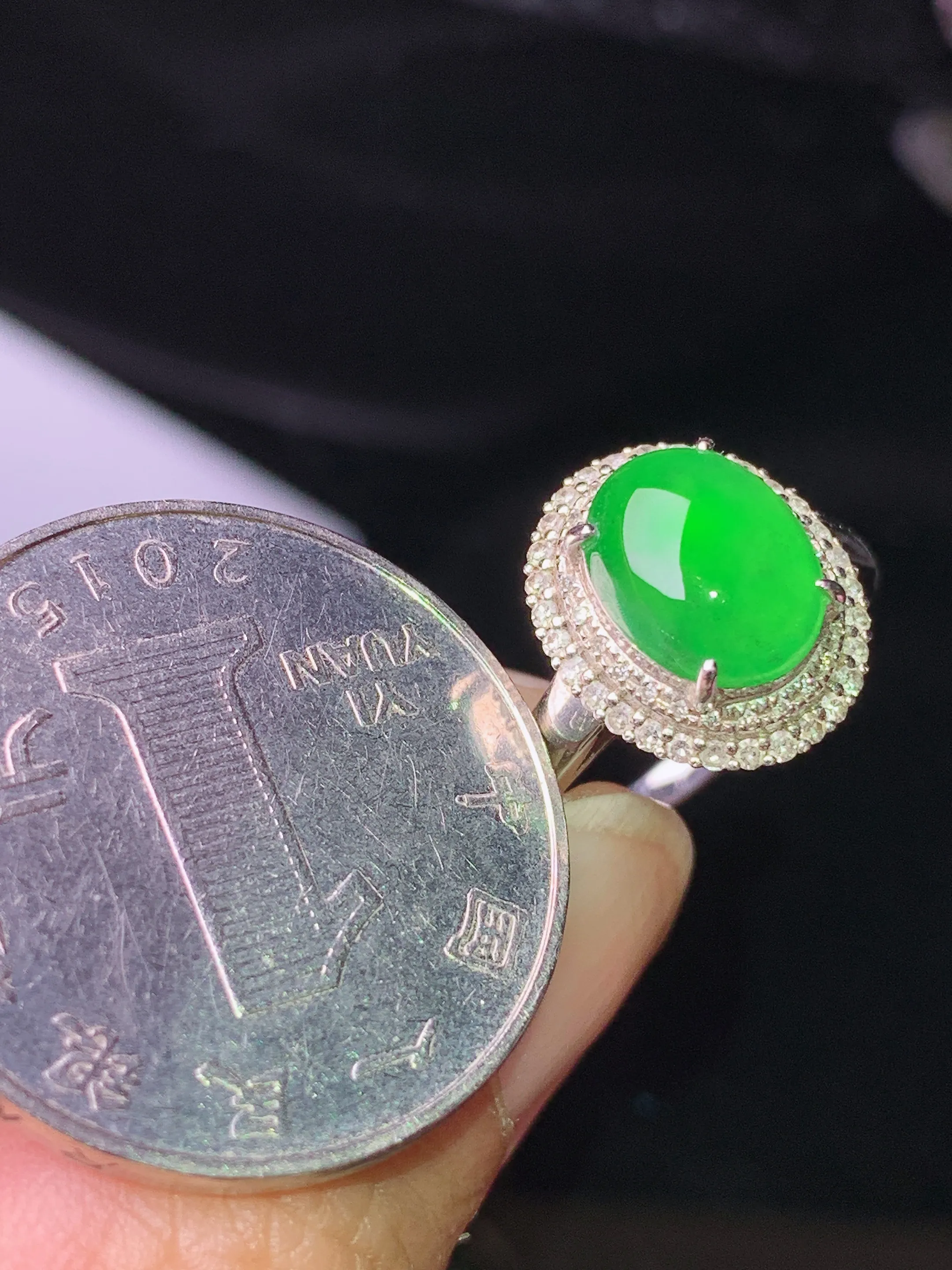 18k金钻镶嵌满绿蛋面戒指 玉质细腻 色泽清新艳丽 圈口14.5整体尺寸13.3*11.3*8