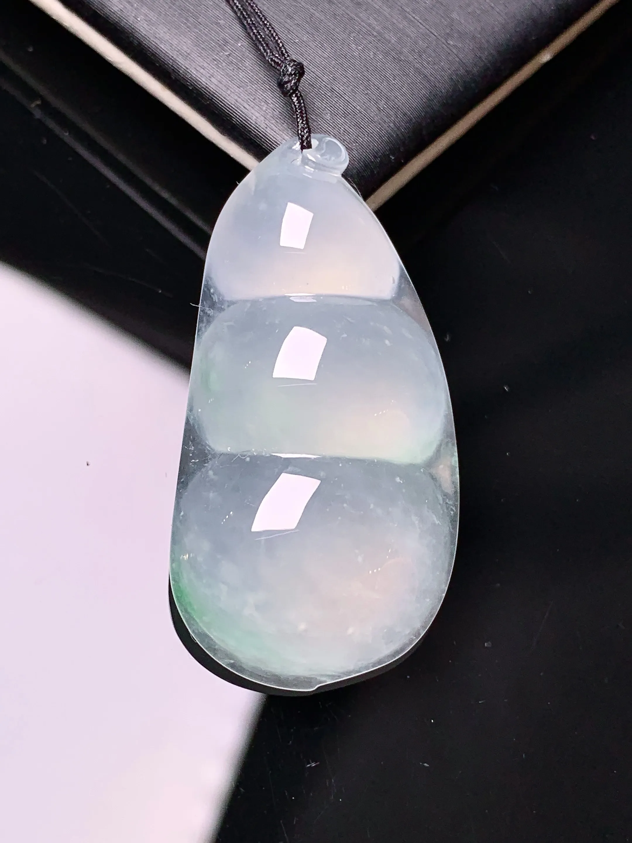 冰种四季豆吊坠 玉质细腻 色泽清新艳丽 整体尺寸34.7*18*6.7