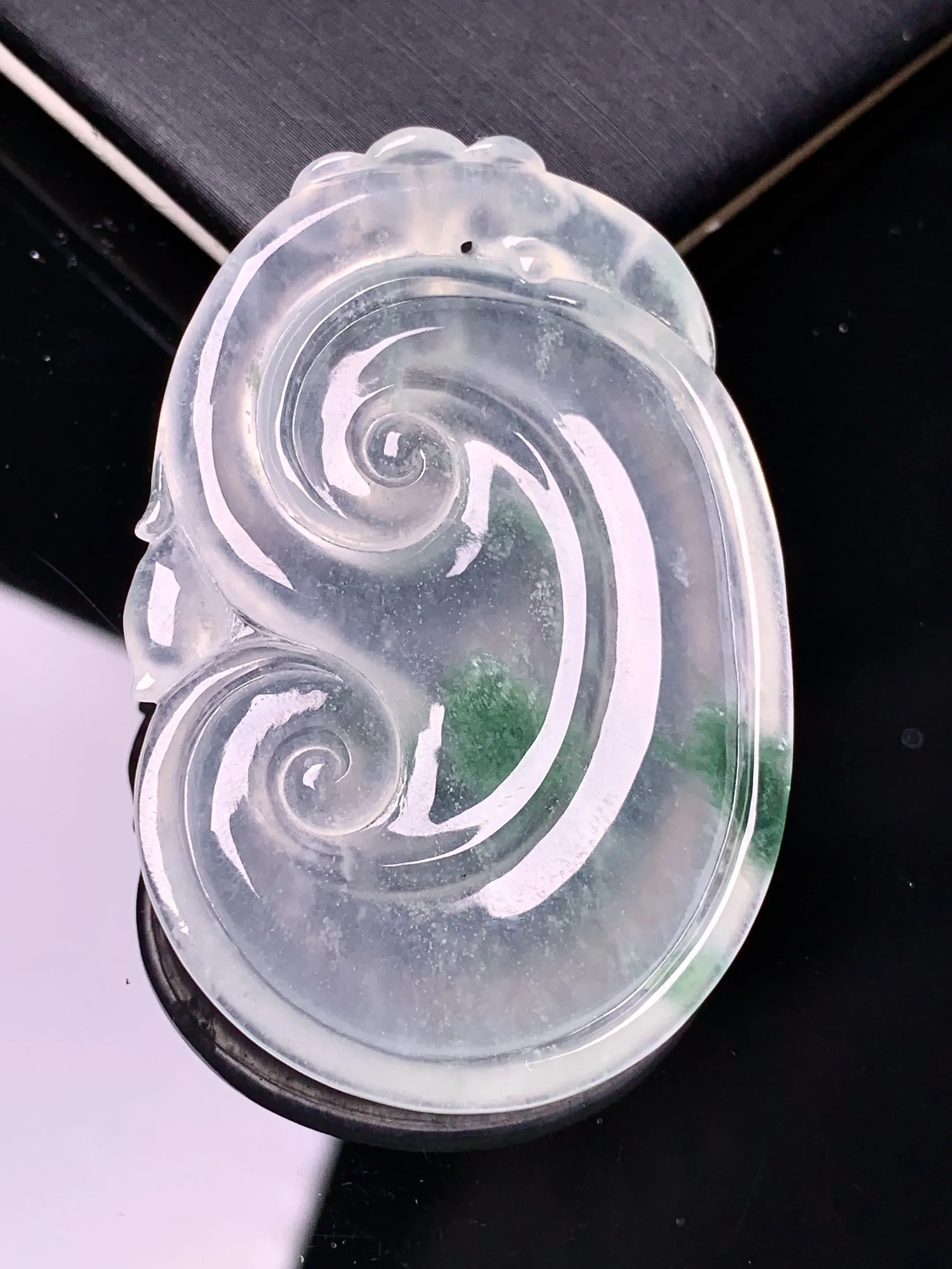 飘绿如意吊坠 玉质细腻 色泽清新艳丽 整体尺寸48.2*32.2*4.8