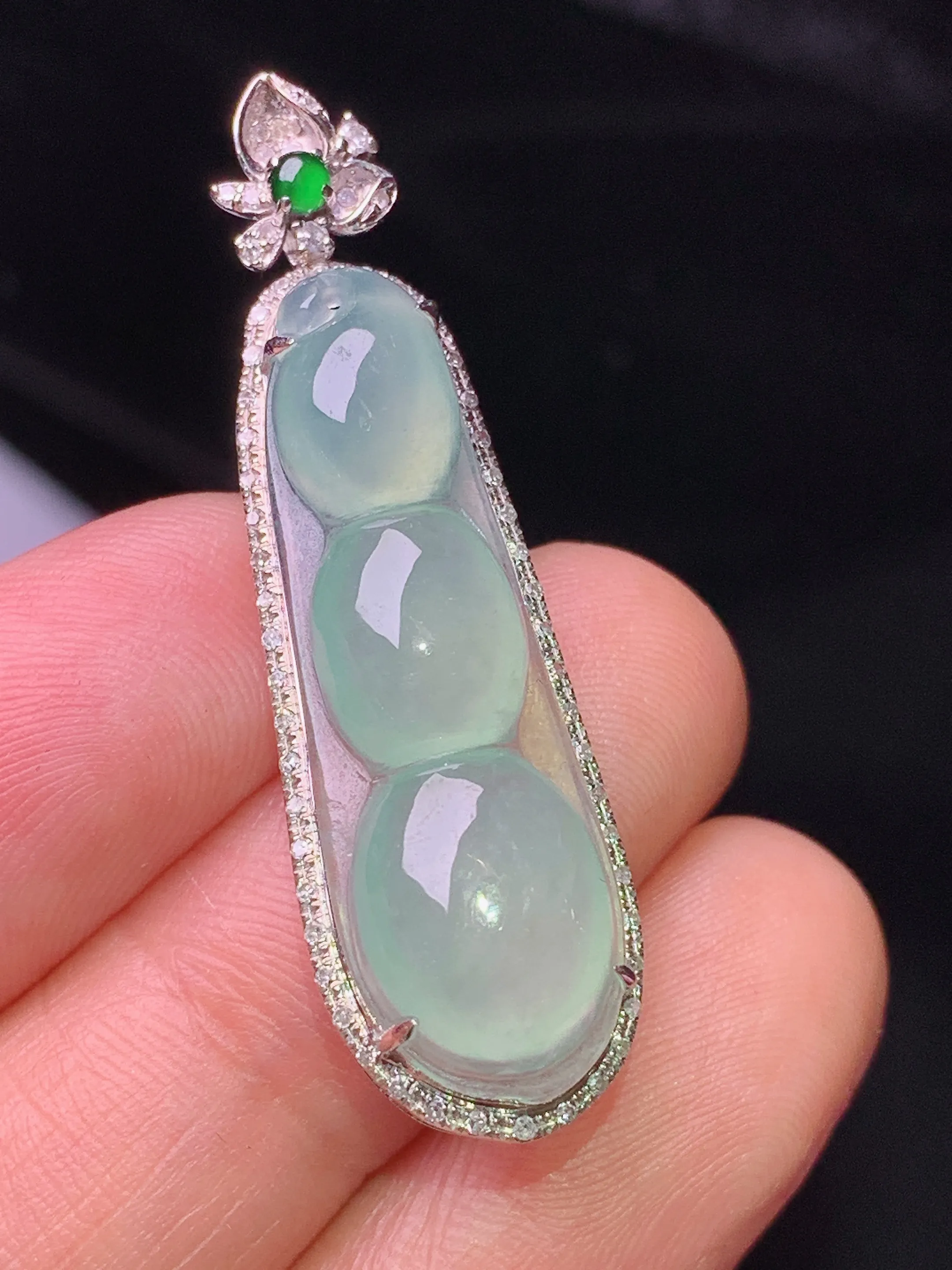 18k金钻镶嵌冰种四季豆吊坠 玉质细腻 色泽清新艳丽 整体尺寸39*11.5*8