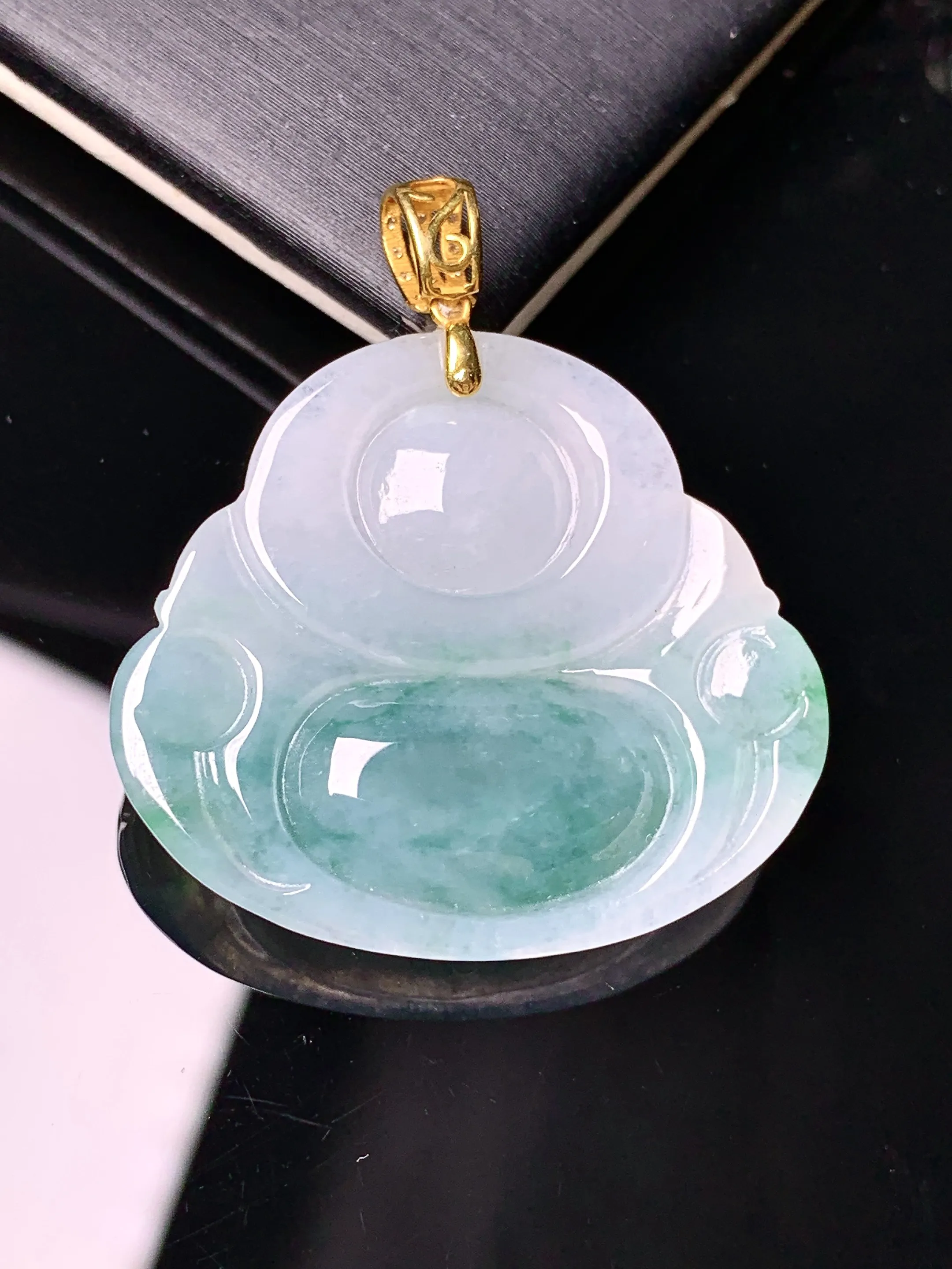 18k金钻镶嵌飘绿佛公吊坠 玉质细腻 色泽清新艳丽 整体尺寸34*30*6.2