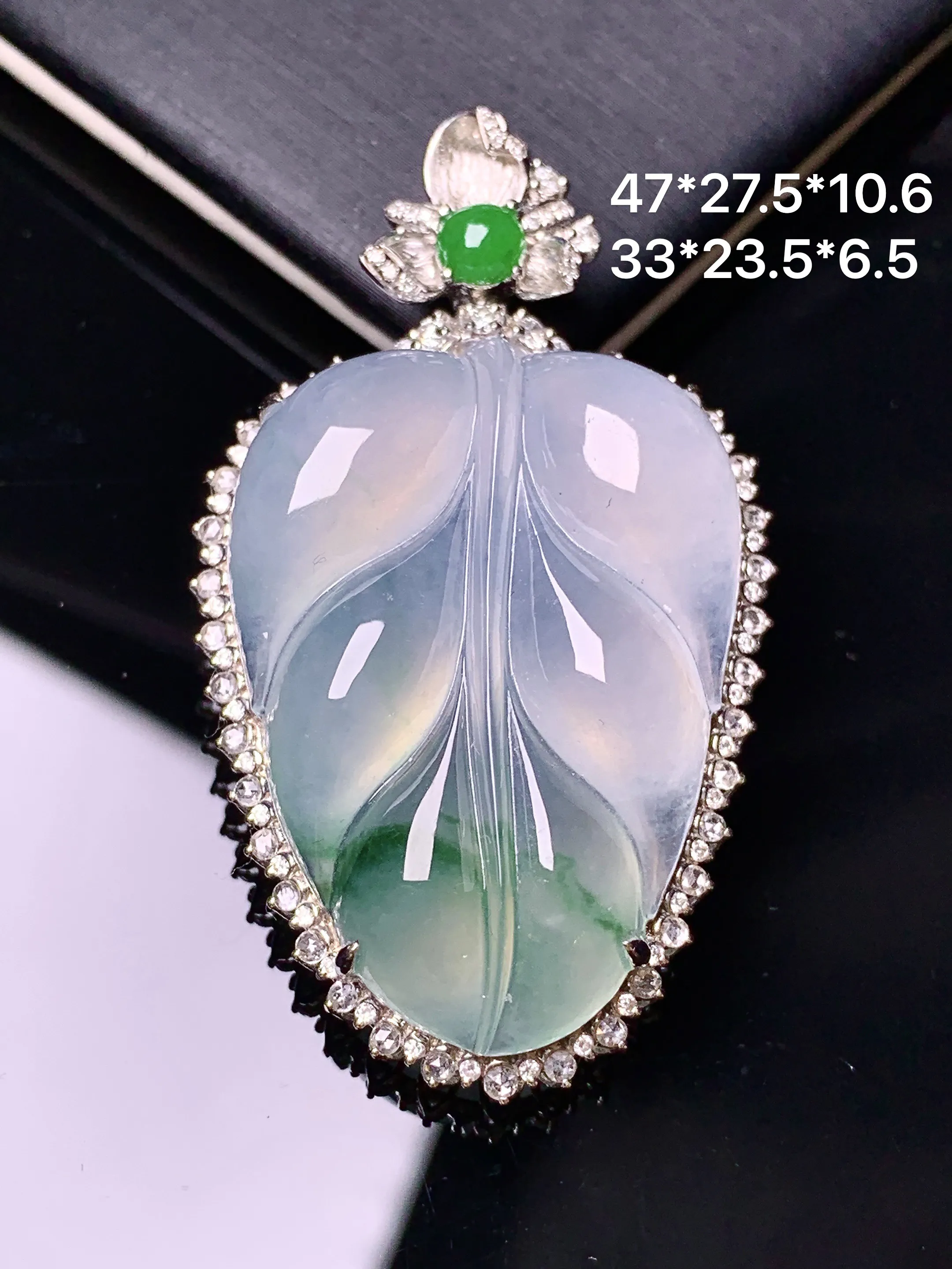 18k金钻镶嵌飘绿树叶吊坠 玉质细腻 色泽清新艳丽 整体尺寸47*27.5*10.6