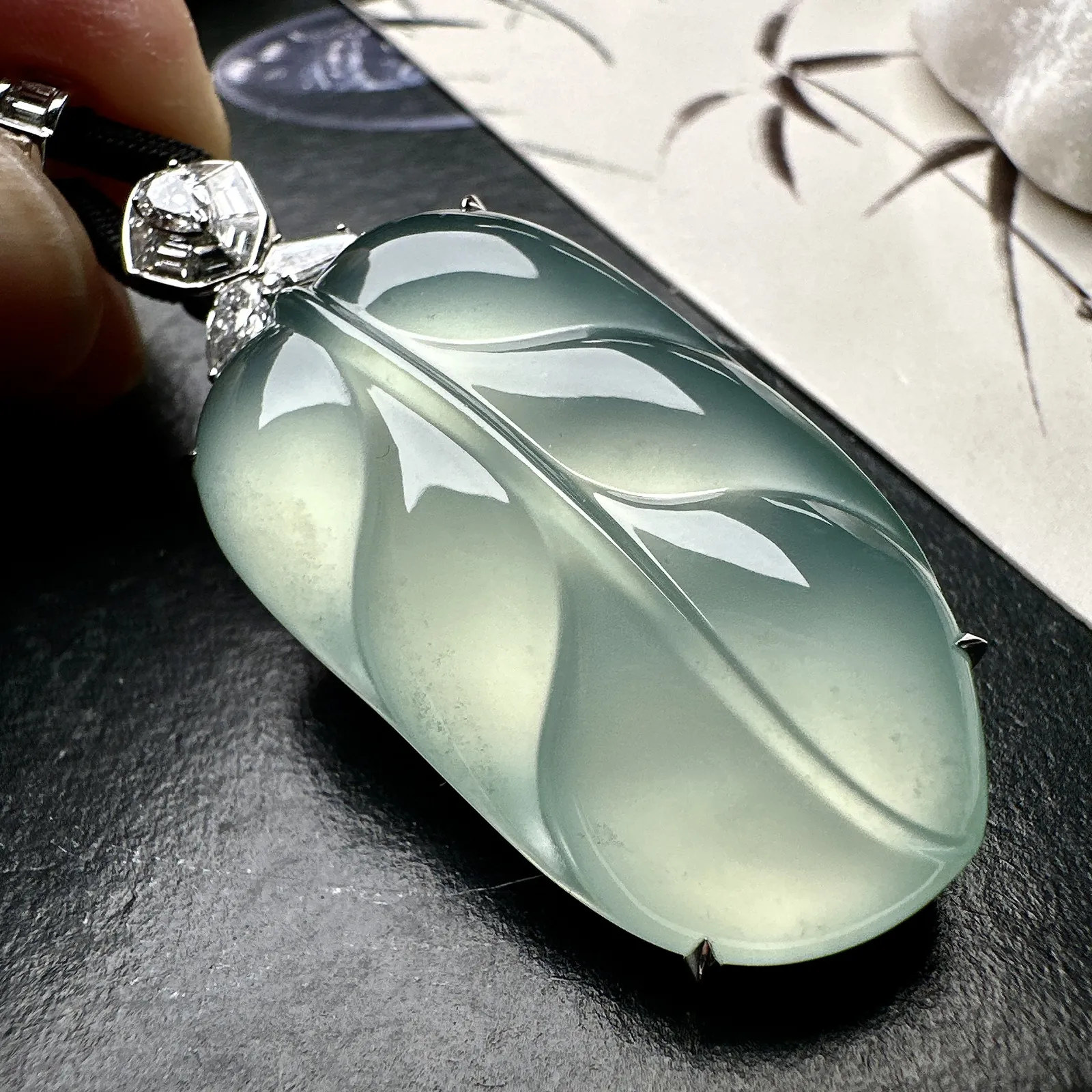 【冰种天空蓝叶子】金枝玉叶，质地细腻，冰润透亮，光泽出众，18k金钻镶嵌，裸石尺寸40.2*22.5*6.7毫米