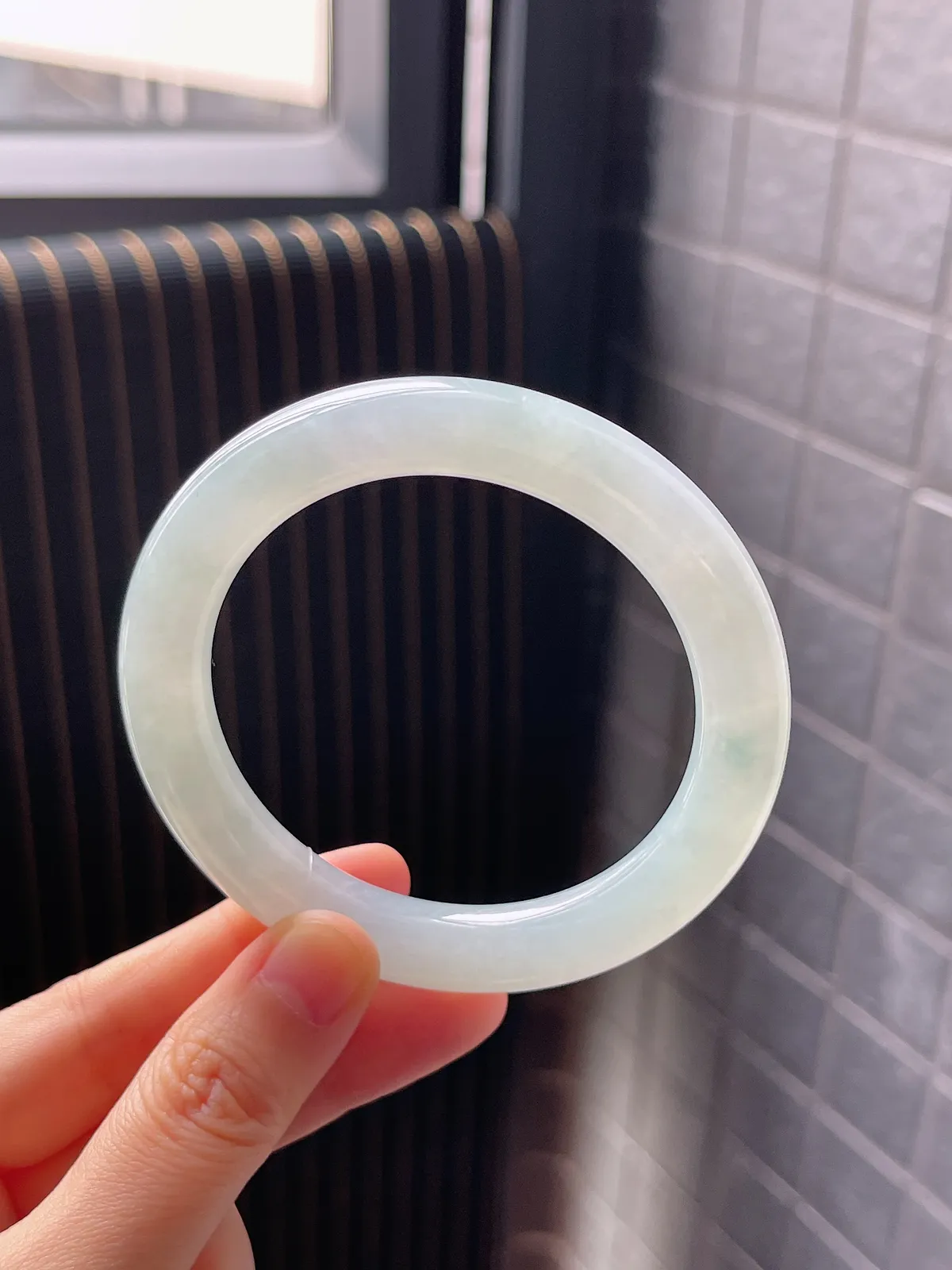 圆镯56圈口，翡翠冰糯种淡绿色手镯