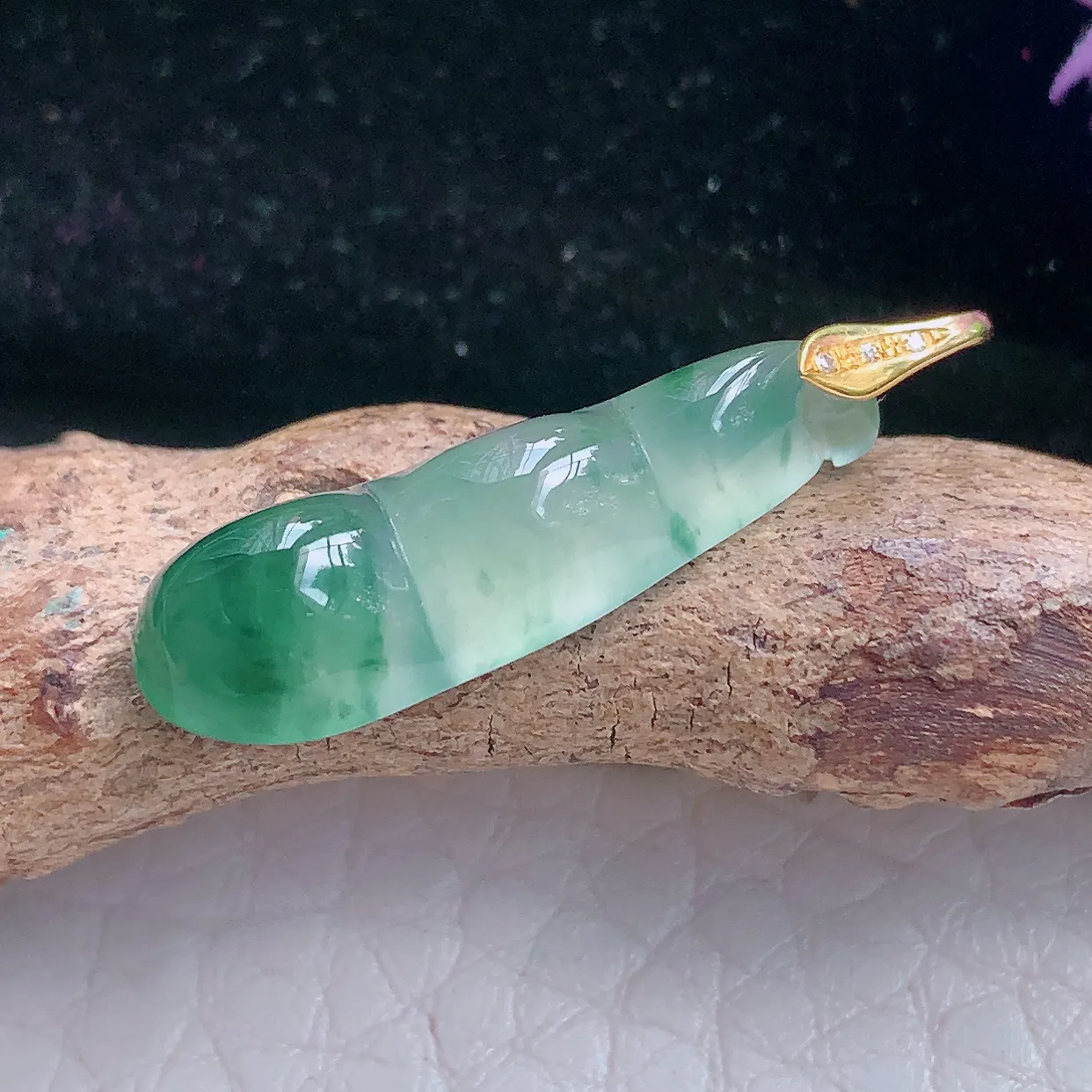 axm自然光27.8*7.3*5天然缅甸翡翠a货精雕冰种飘花平安豆玉吊坠 玉挂件