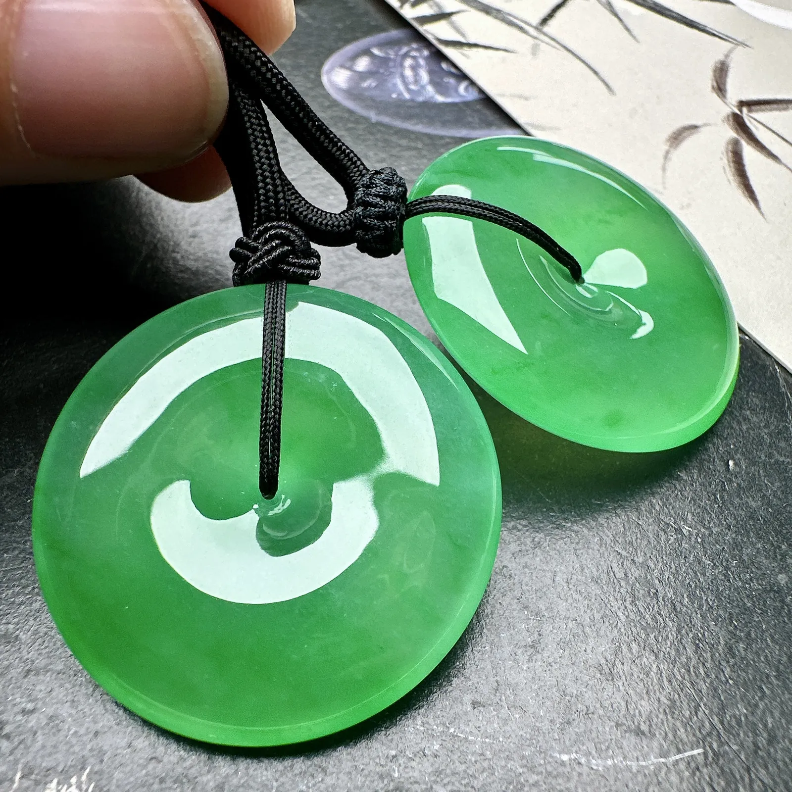 【冰种满绿平安扣】质地非常细腻，冰润十足，种老冰透，收藏品质。