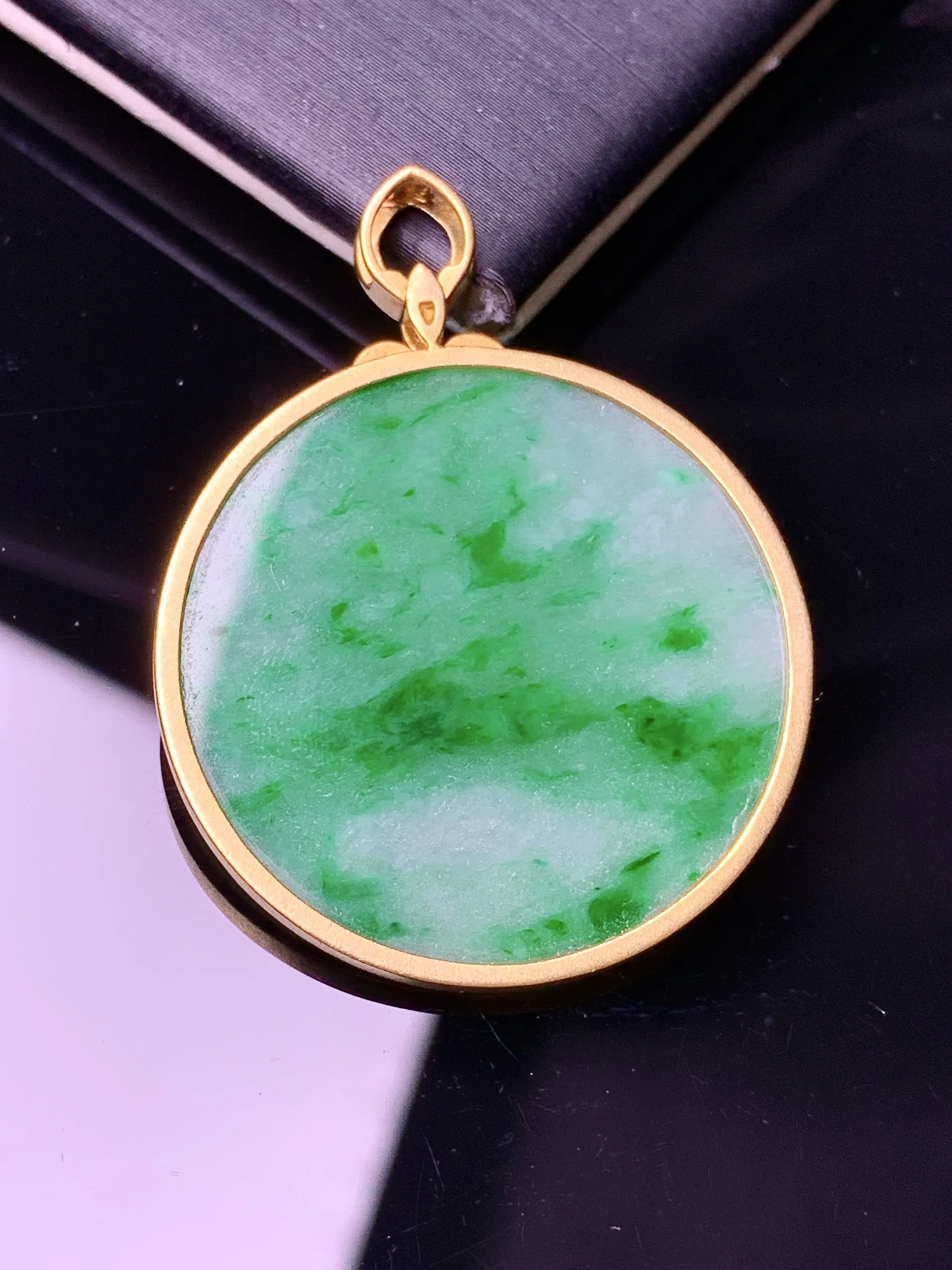18k金镶嵌翠绿圆牌吊坠 玉质细腻 色泽清新艳丽 整体尺寸36.5*28*2