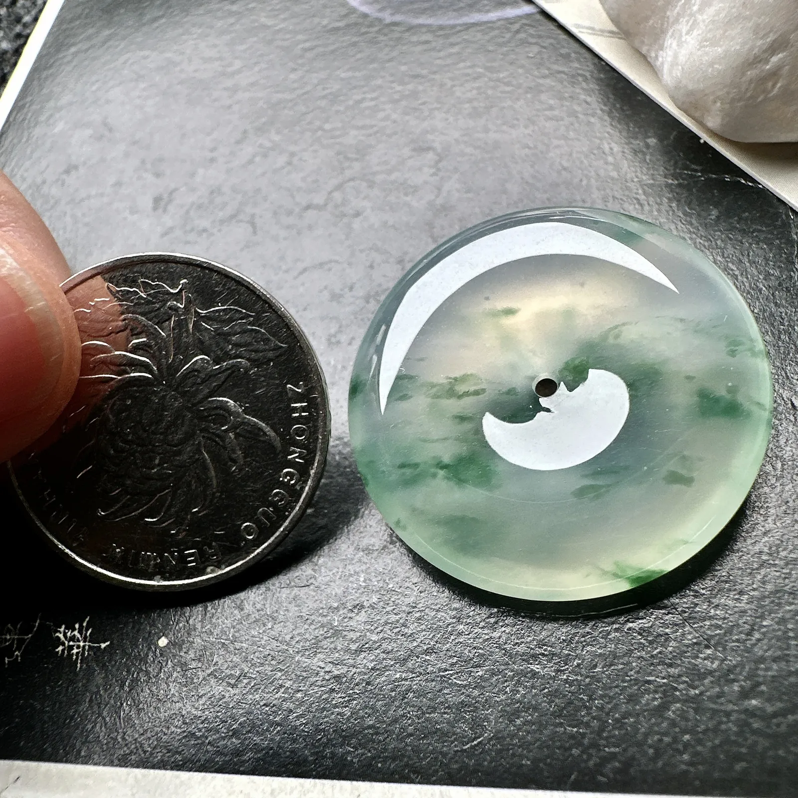 【冰种飘花平安扣】质地细腻冰润，品质很好，冰感十足，胶感明显，收藏品质。