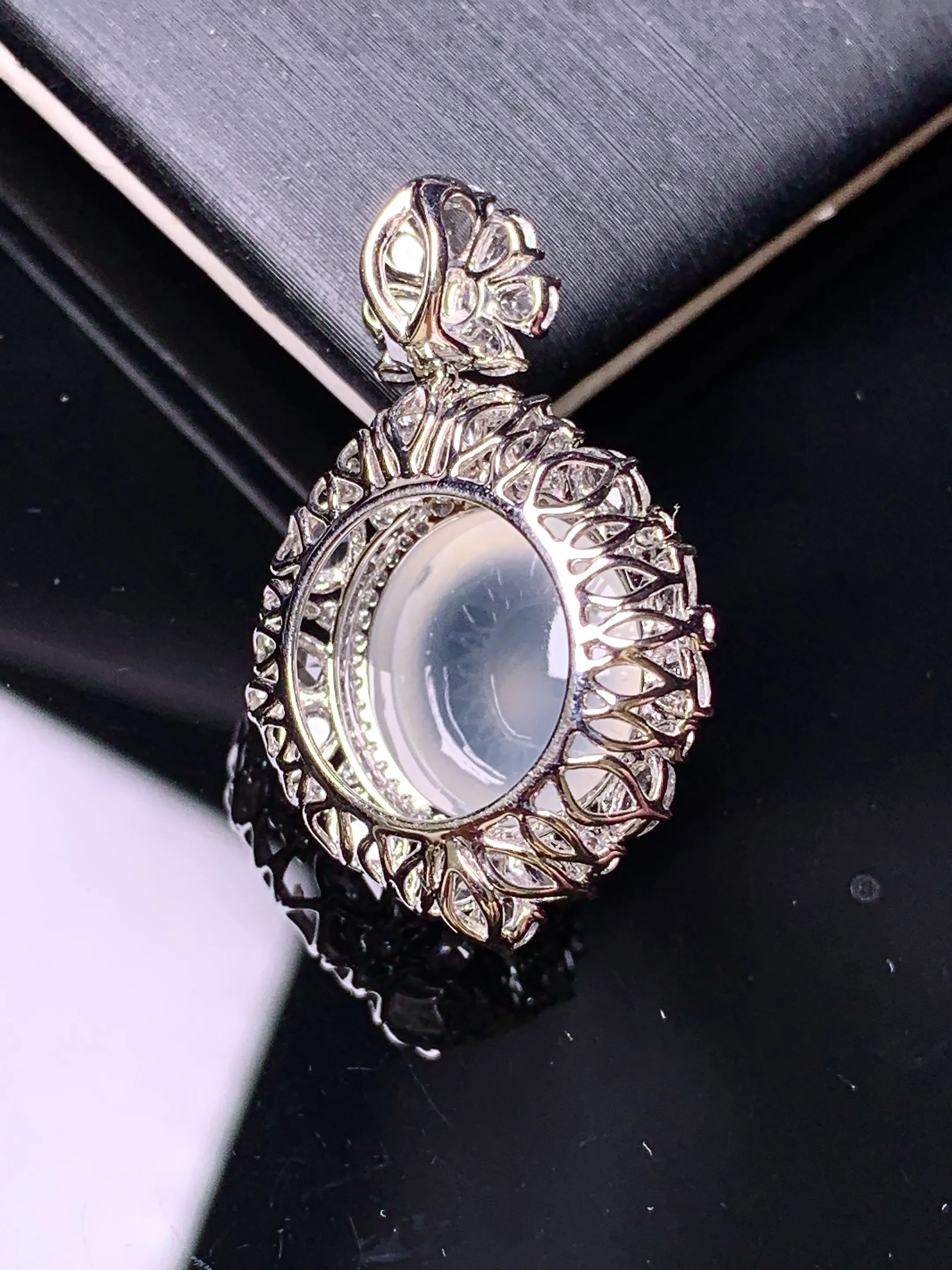 18k金钻镶嵌冰种蛋面吊坠 玉质细腻 色泽清新艳丽 整体尺寸29.3*19*12