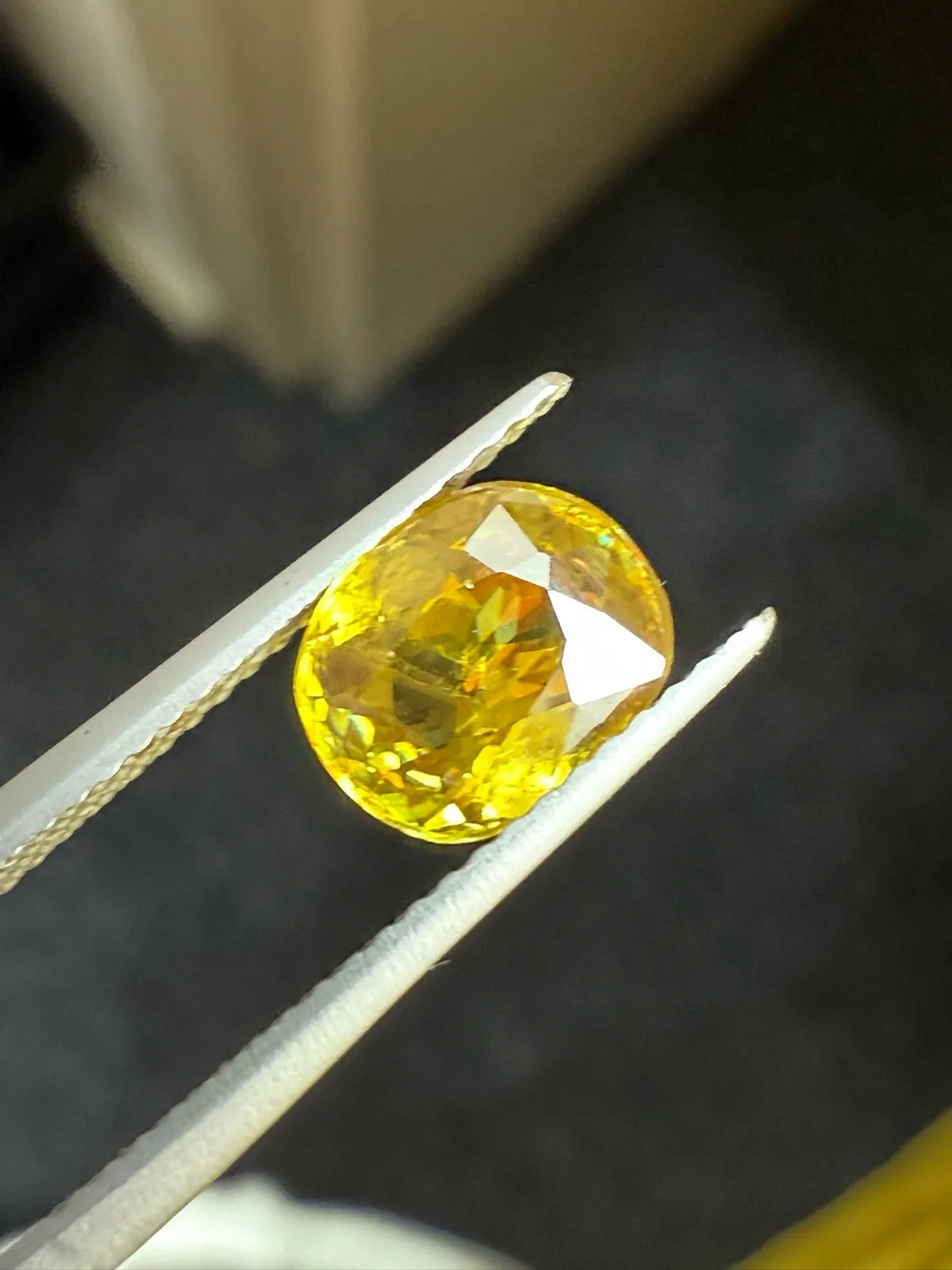 2.065克拉天然榍石戒面裸石，颜色超美，火彩超好，尺寸：8*6.6*4.5mm