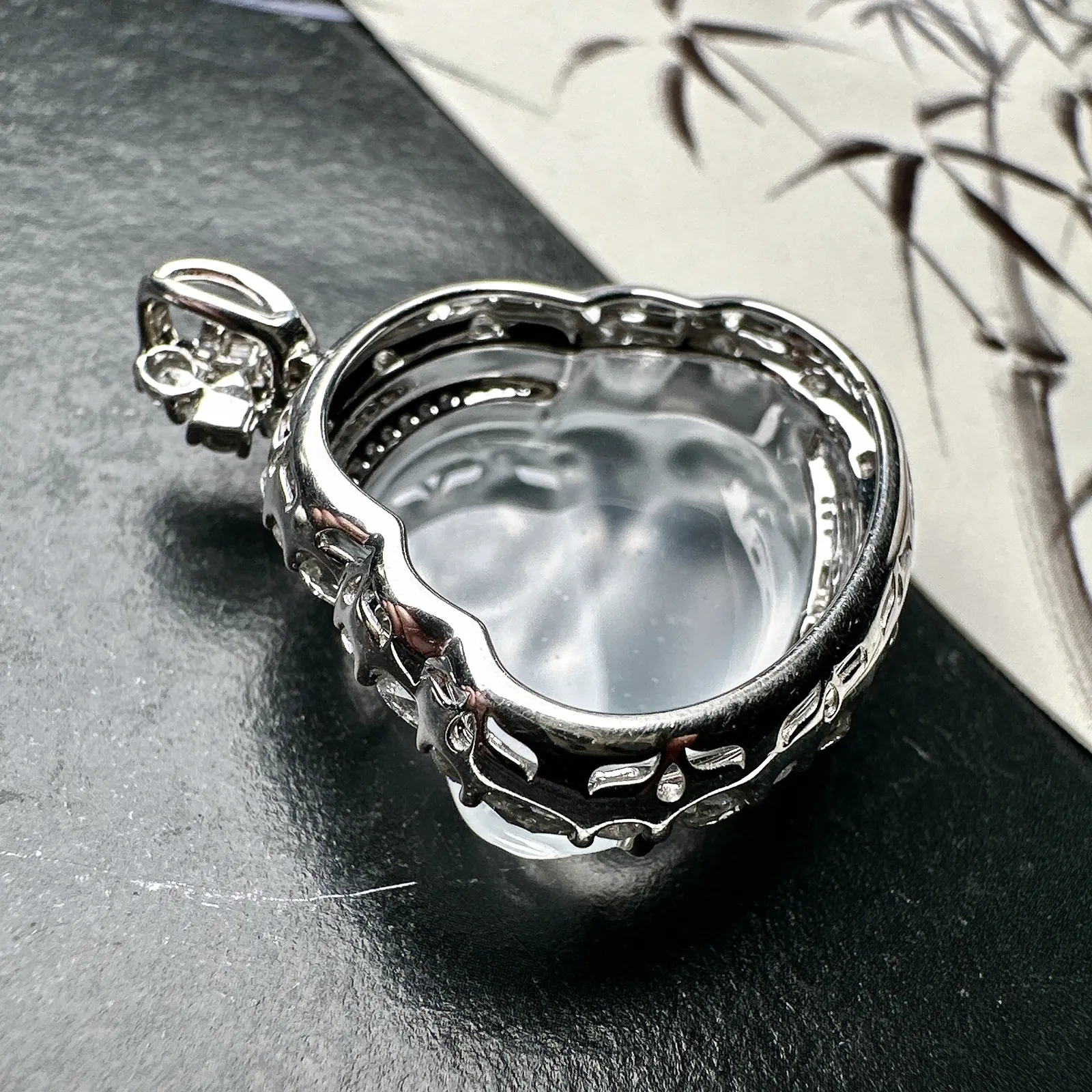 【冰种佛公吊坠】老坑雪花棉，种水上乘，晶莹剔透，纯净通透，莹光感很强，18k金钻镶嵌，裸石尺寸19*25.8*5.5毫米