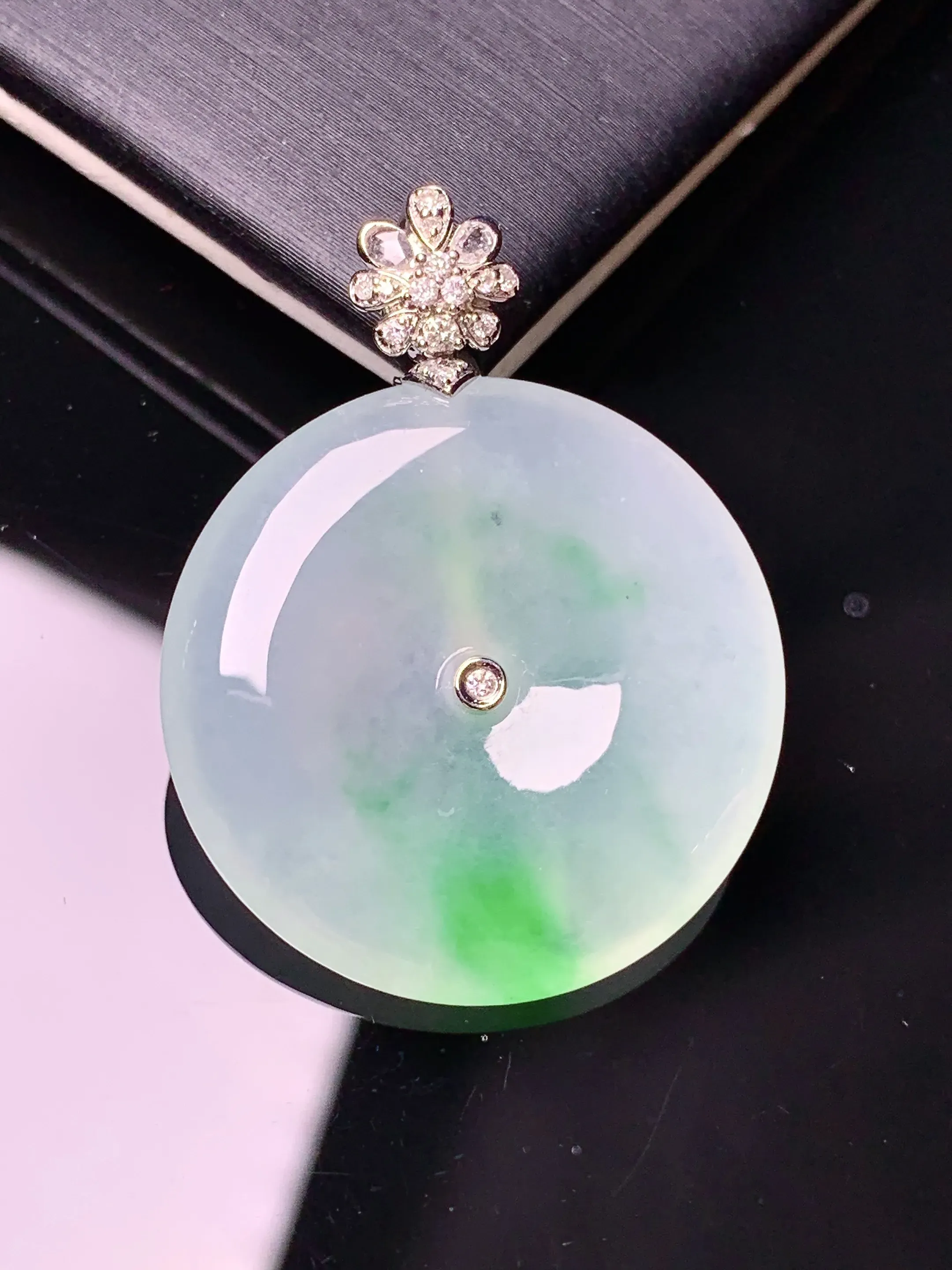 18k金钻镶嵌冰种飘绿平安扣吊坠 玉质细腻 色泽清新艳丽 整体尺寸33.6*25.7*5.2