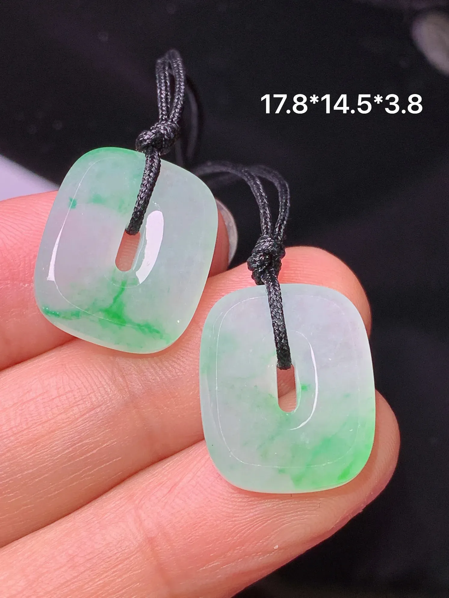 飘绿平安扣一对 玉质细腻 色泽清新艳丽 整体尺寸17.8*14.8*3.8