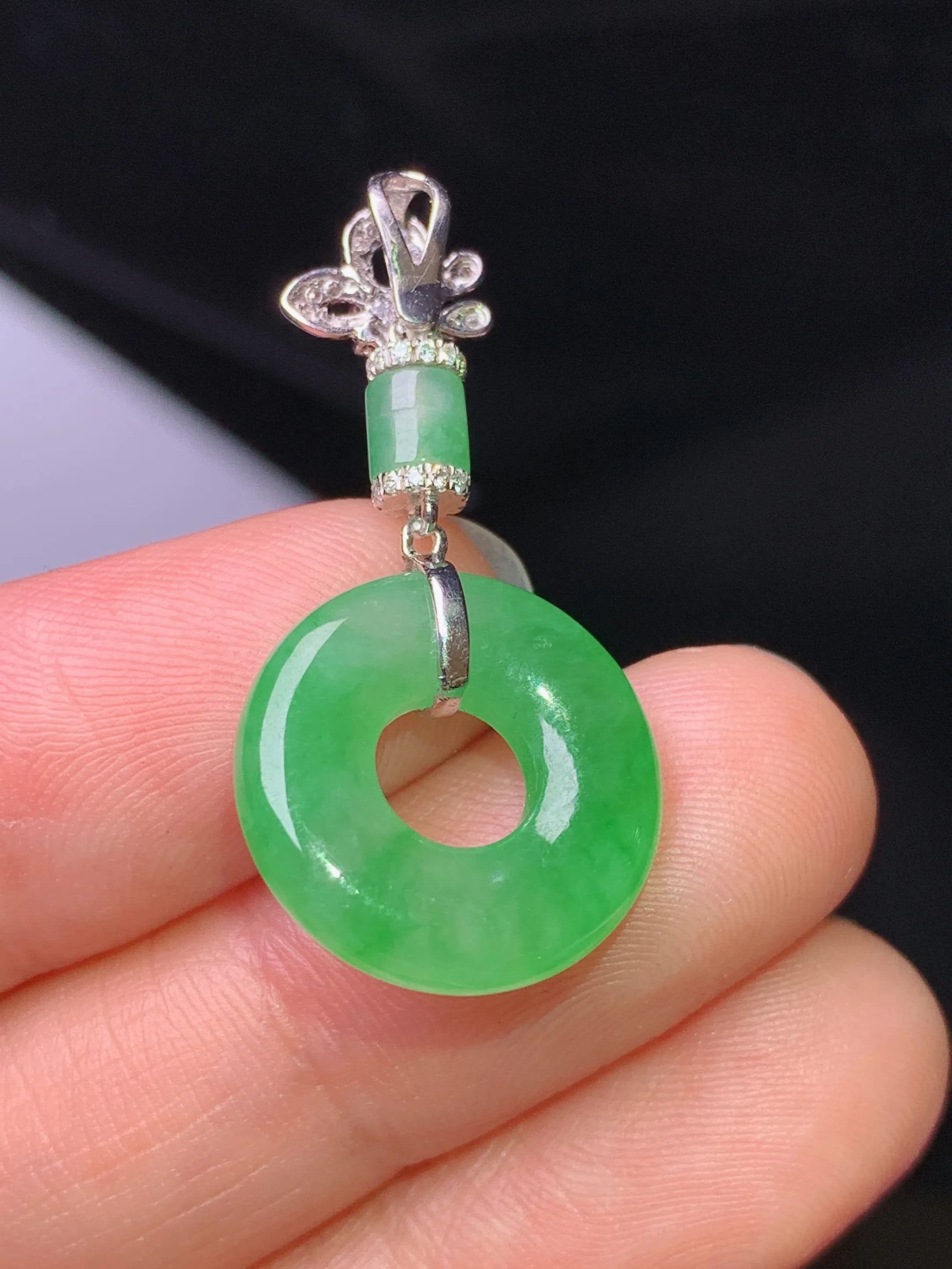 18k金钻镶嵌翠绿平安环吊坠 玉质细腻 色泽清新艳丽 整体尺寸32.2*16*3.8