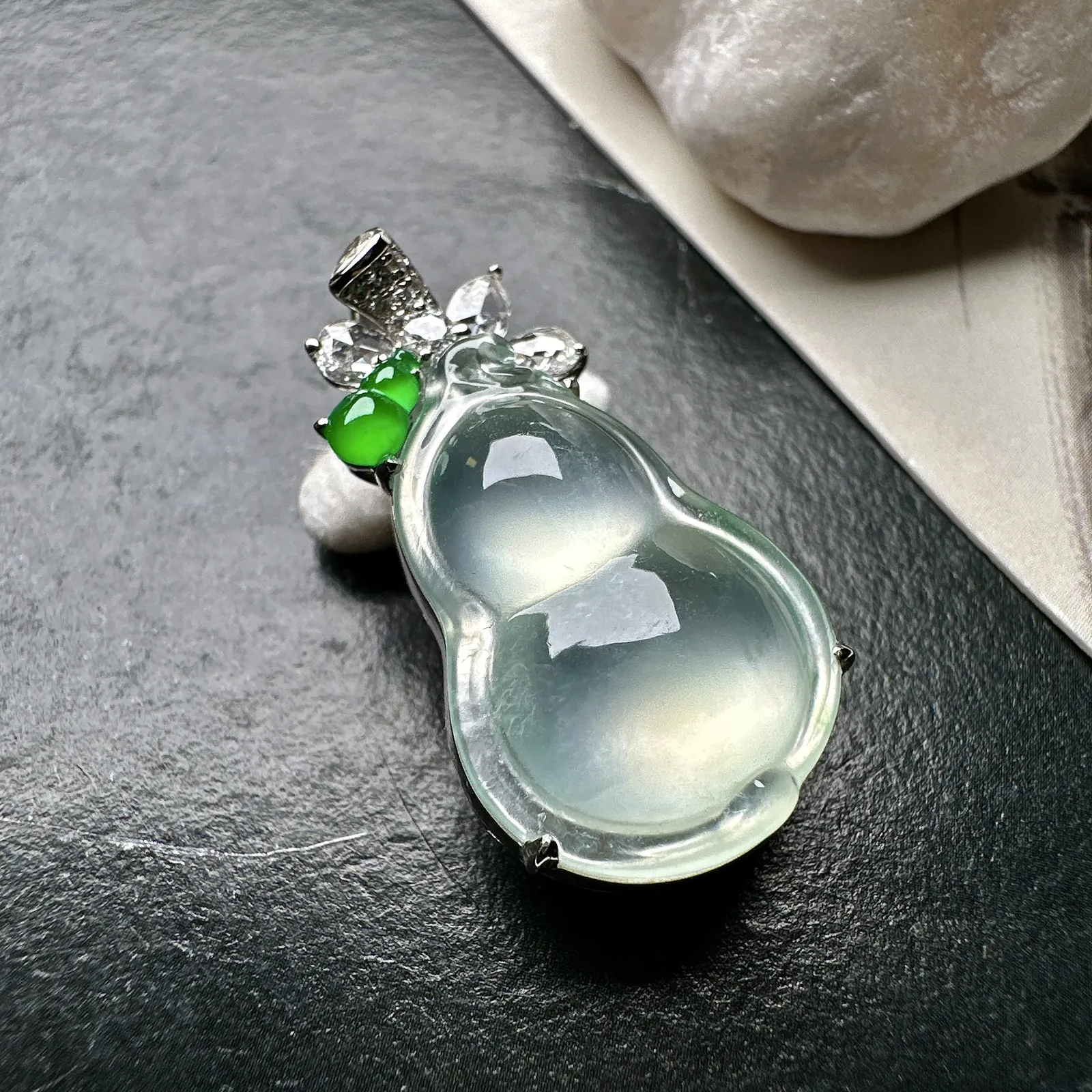 【冰种葫芦吊坠】质地细腻清爽，荧光感强烈，起刚光强烈，18K金钻镶嵌，裸石尺寸22*15.2*5.1