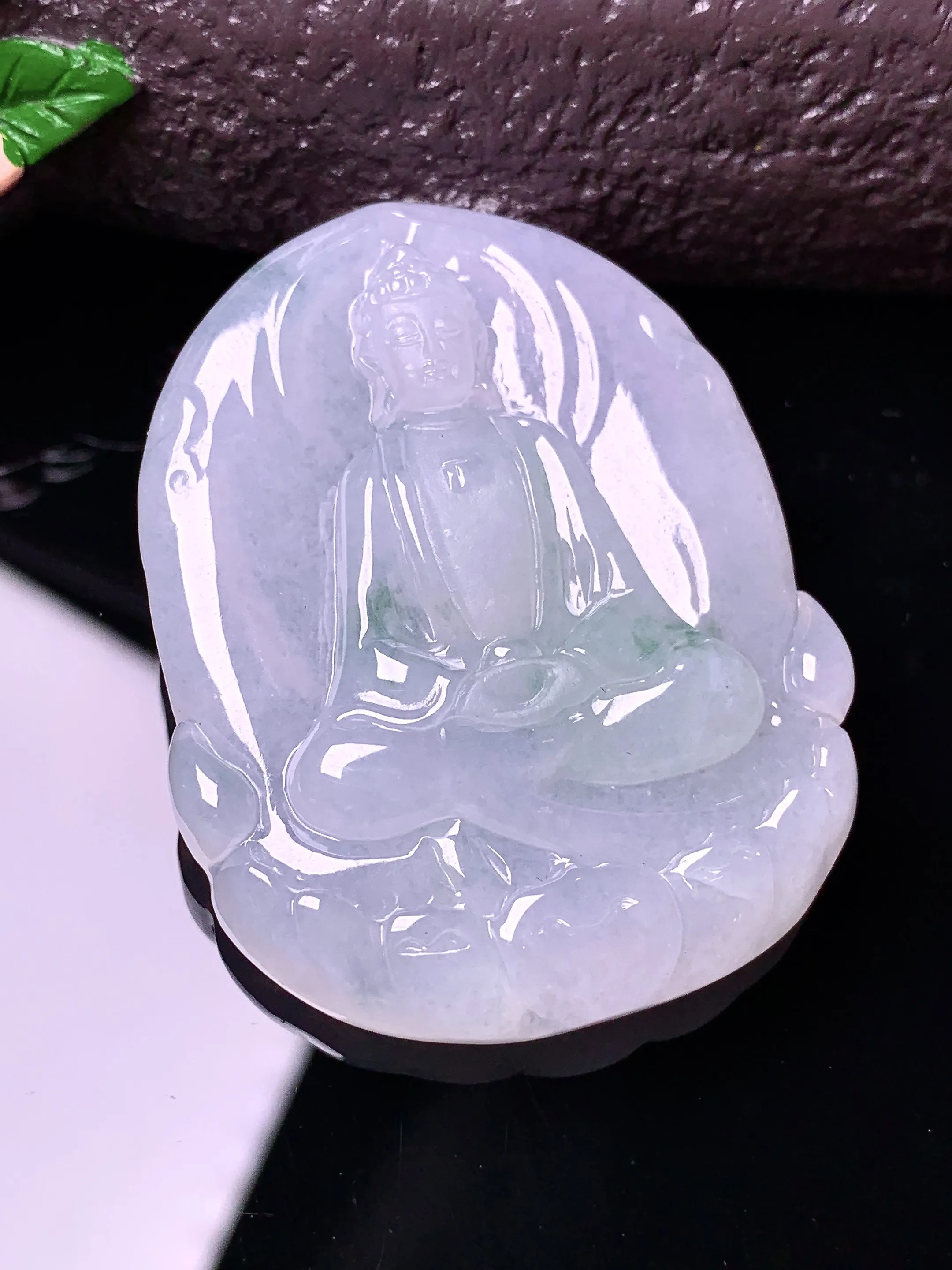 飘绿观音吊坠 玉质细腻 色泽清新艳丽 整体尺寸47*36.3*6.8