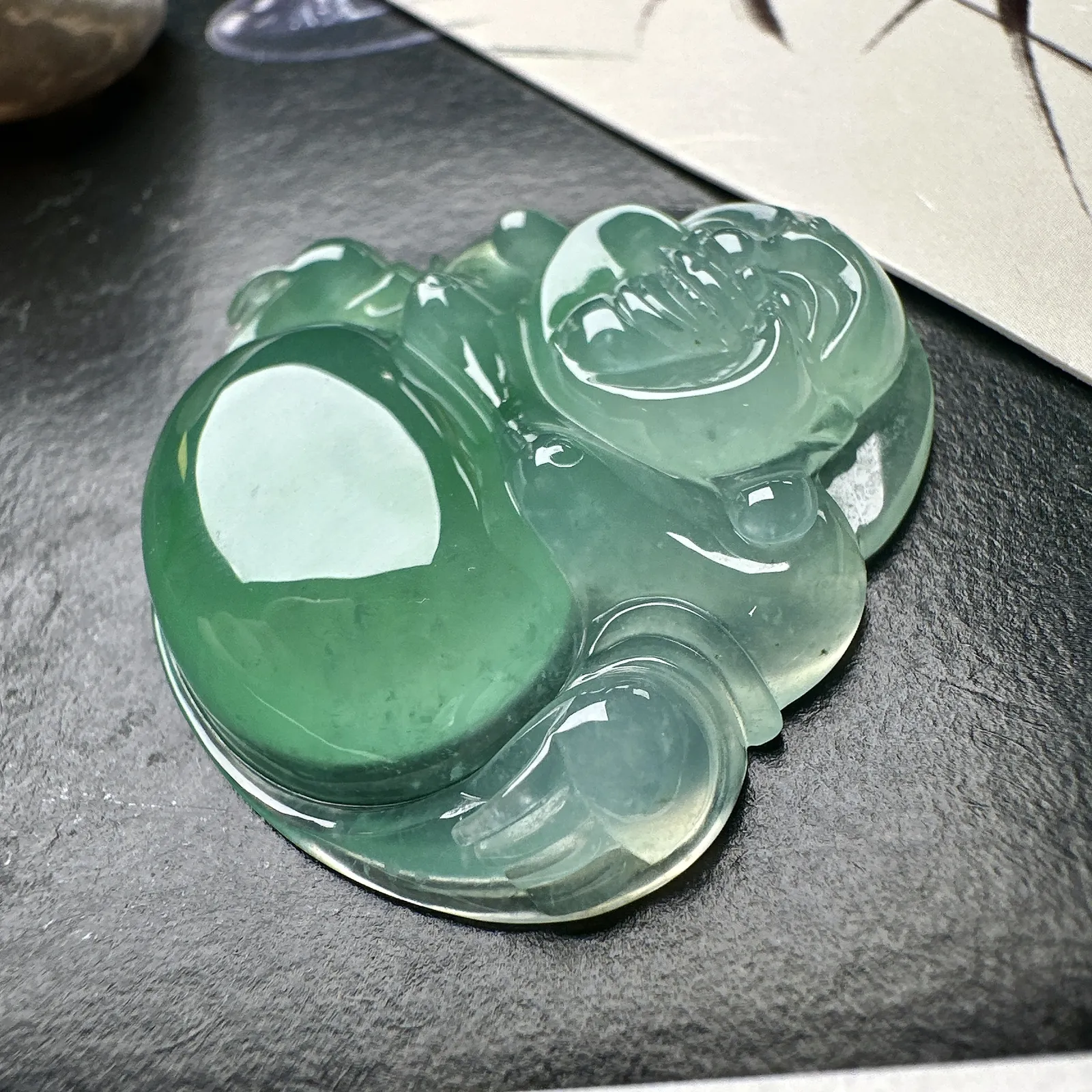 【冰种飘绿大佛公吊坠】种水上乘，晶莹剔透，纯净通透，莹光感很强