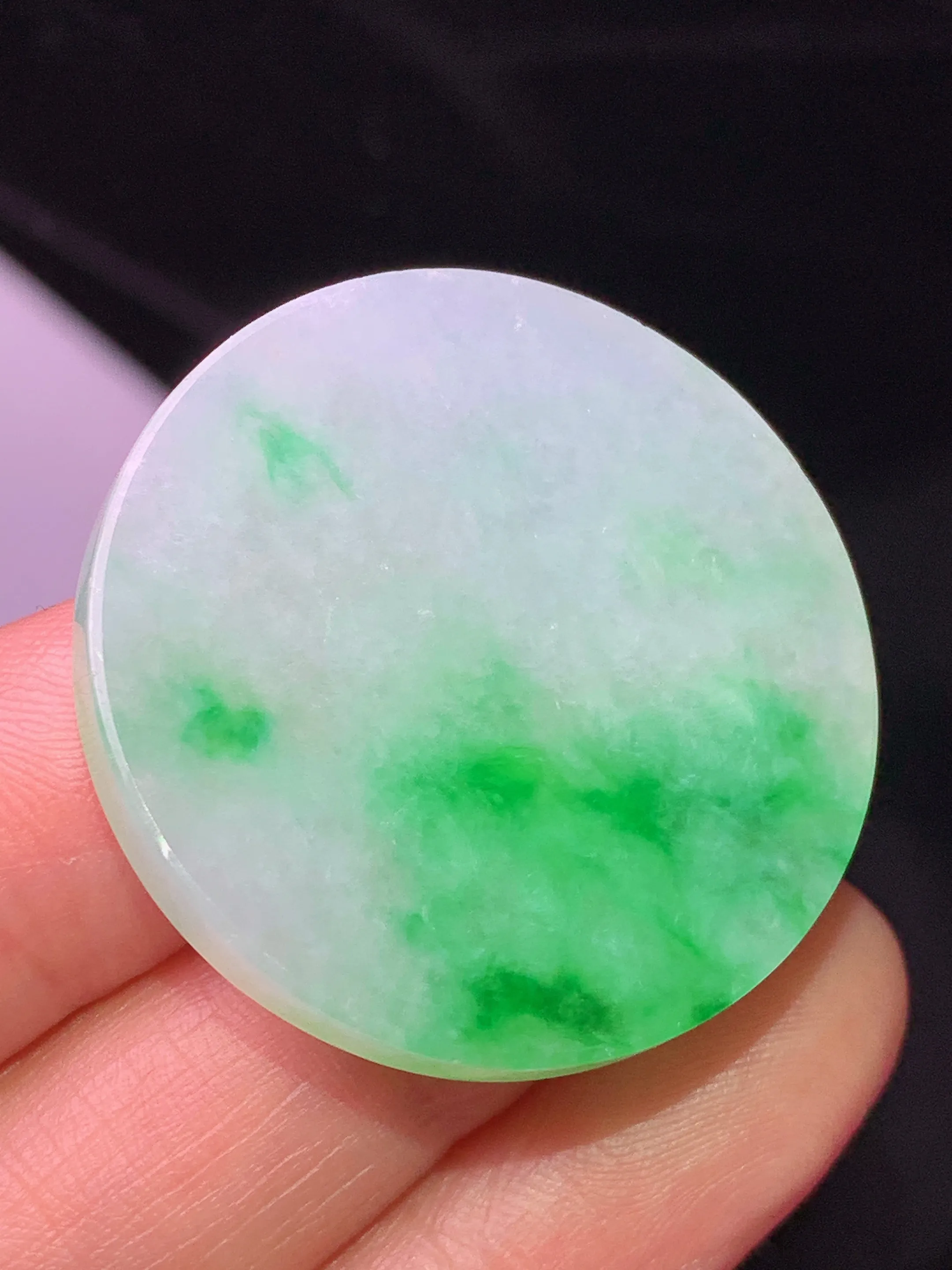 飘绿圆牌吊坠 玉质细腻 色泽清新艳丽 整体尺寸32.2*3.8