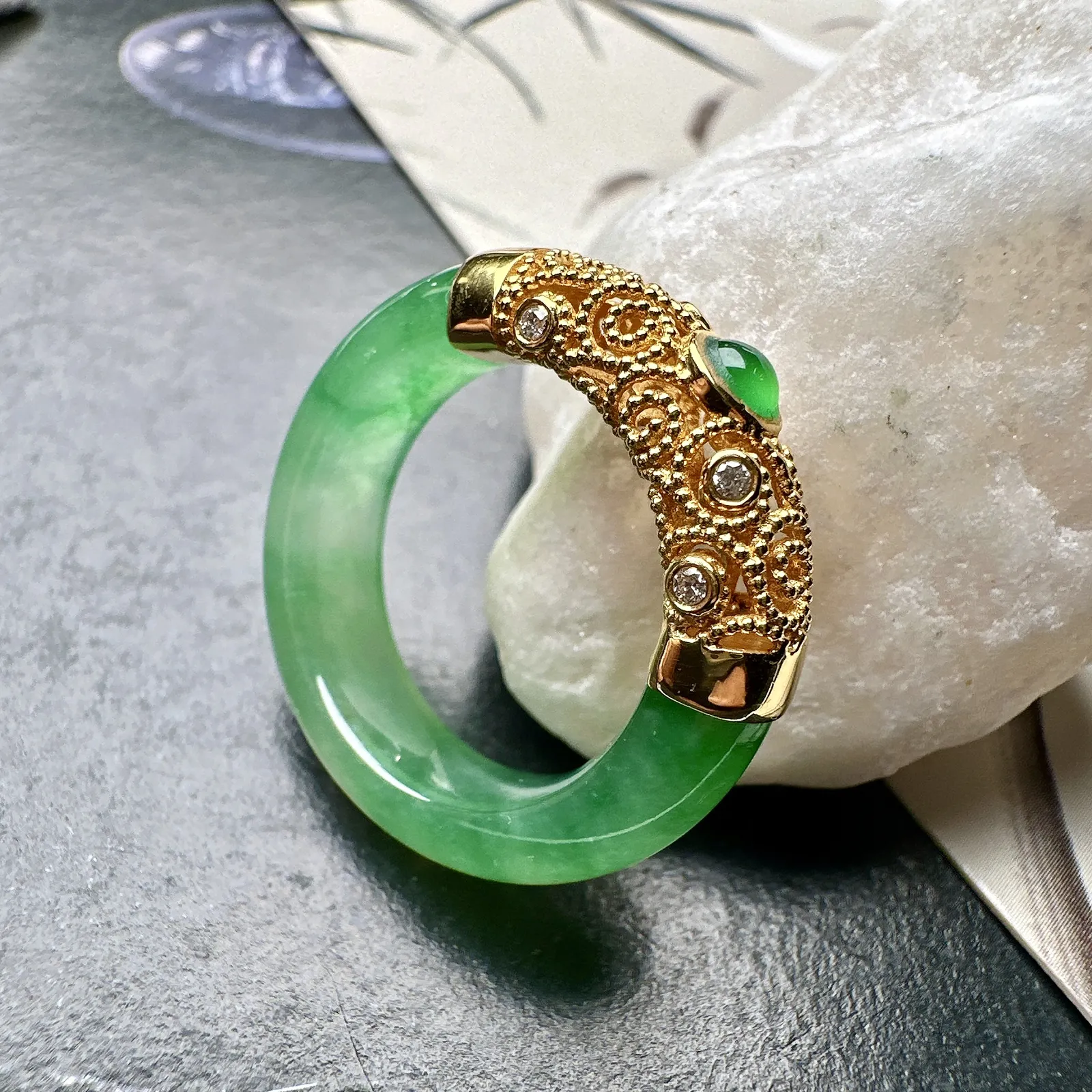【冰种飘绿+18k金镶嵌戒圈】难得的冰润度，难得的好颜色，韵味十足，古色古香。也可当甜甜圈佩戴