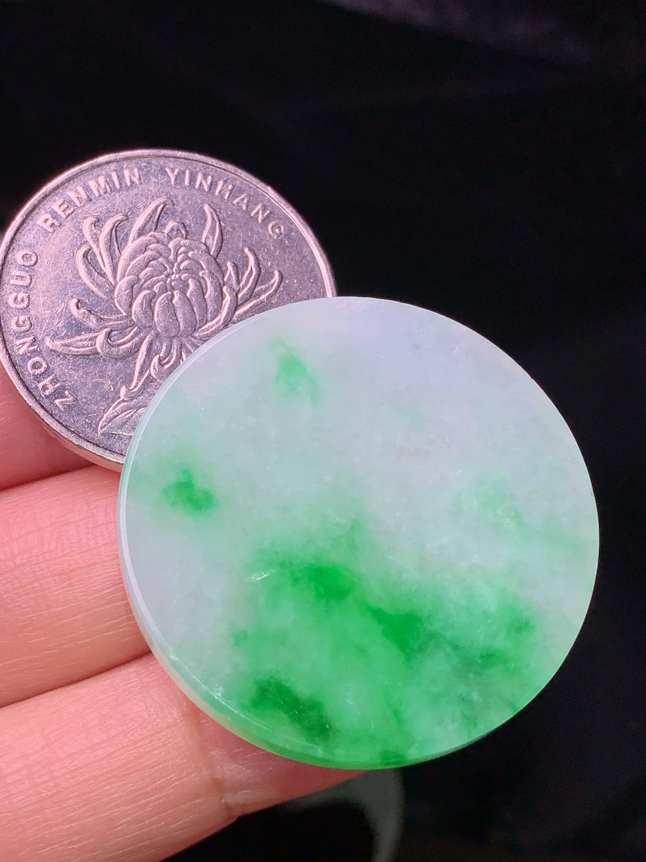 飘绿圆牌吊坠 玉质细腻 色泽清新艳丽 整体尺寸32.2*3.8