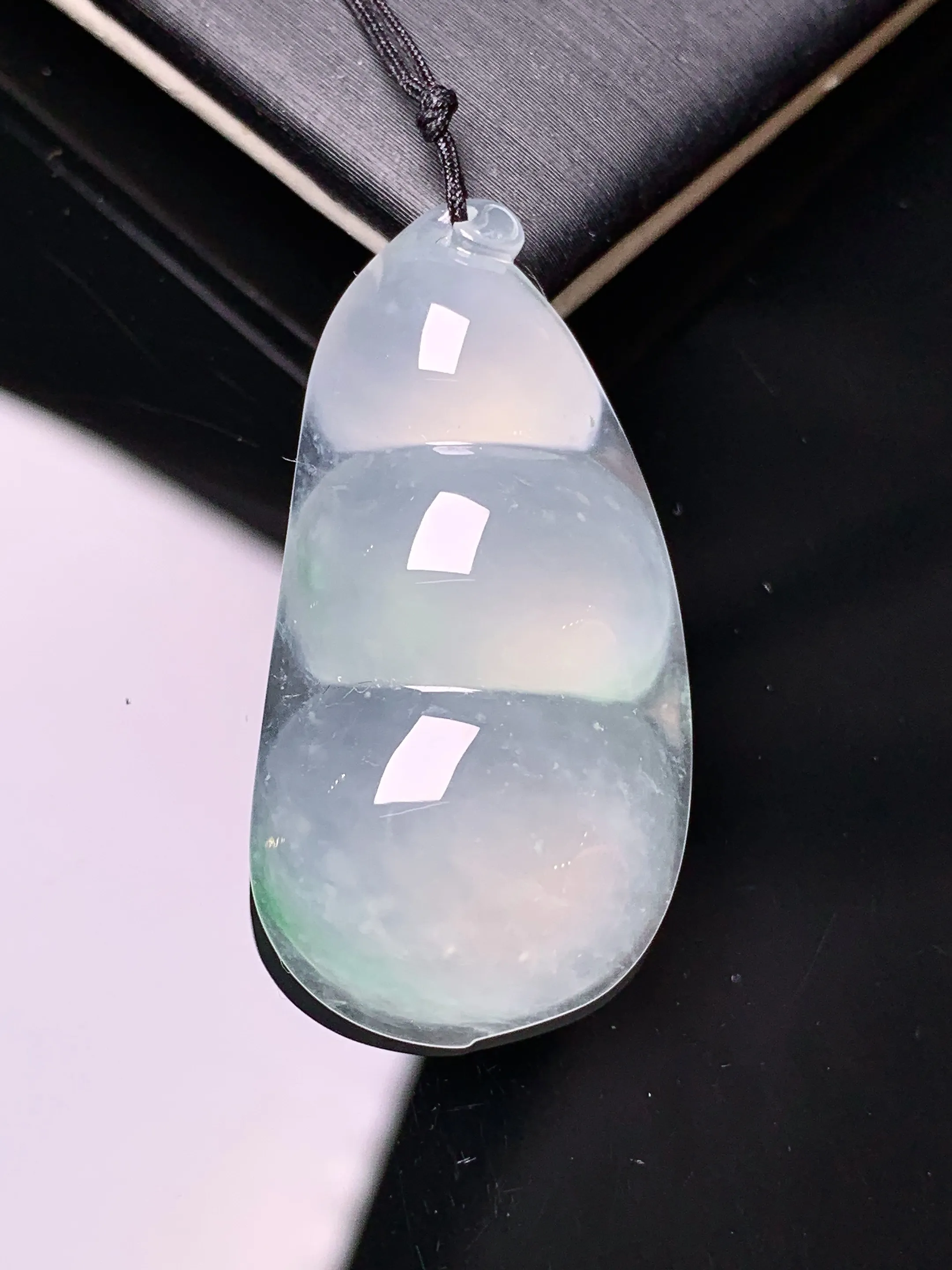 冰种四季豆吊坠 玉质细腻 色泽清新艳丽 整体尺寸34.7*18*6.7