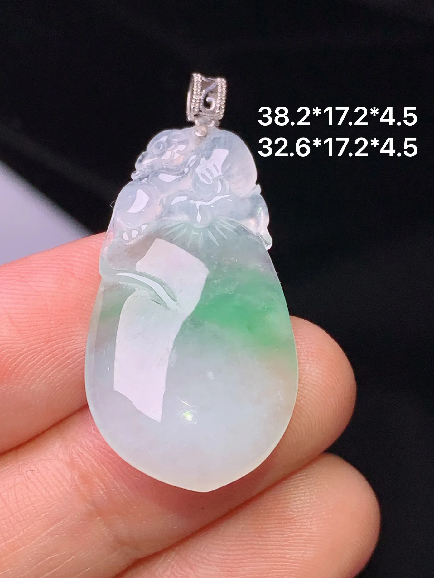 18k金镶嵌飘绿灵猴献寿吊坠 玉质细腻 色泽清新艳丽 整体尺寸38.2*17.2*4.5