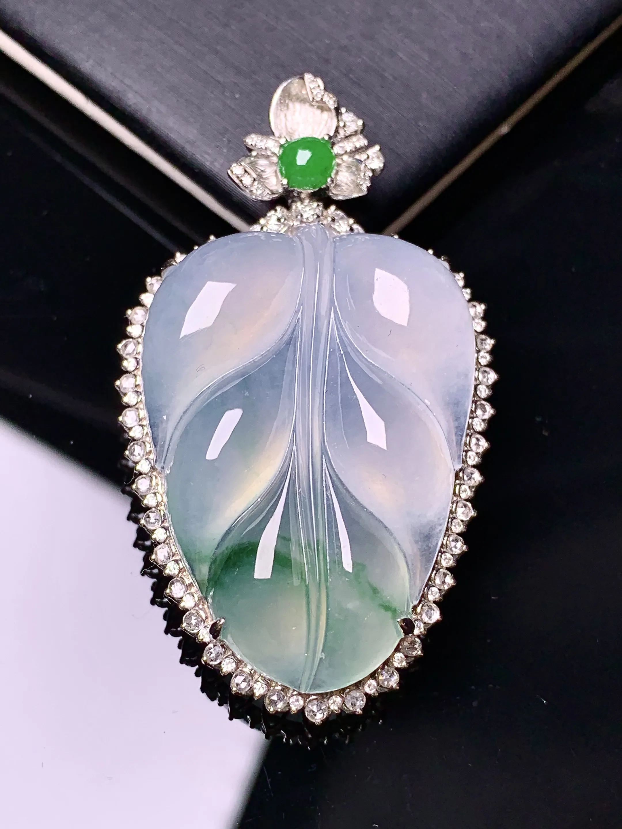 18k金钻镶嵌飘绿树叶吊坠 玉质细腻 色泽清新艳丽 整体尺寸47*27.5*10.6