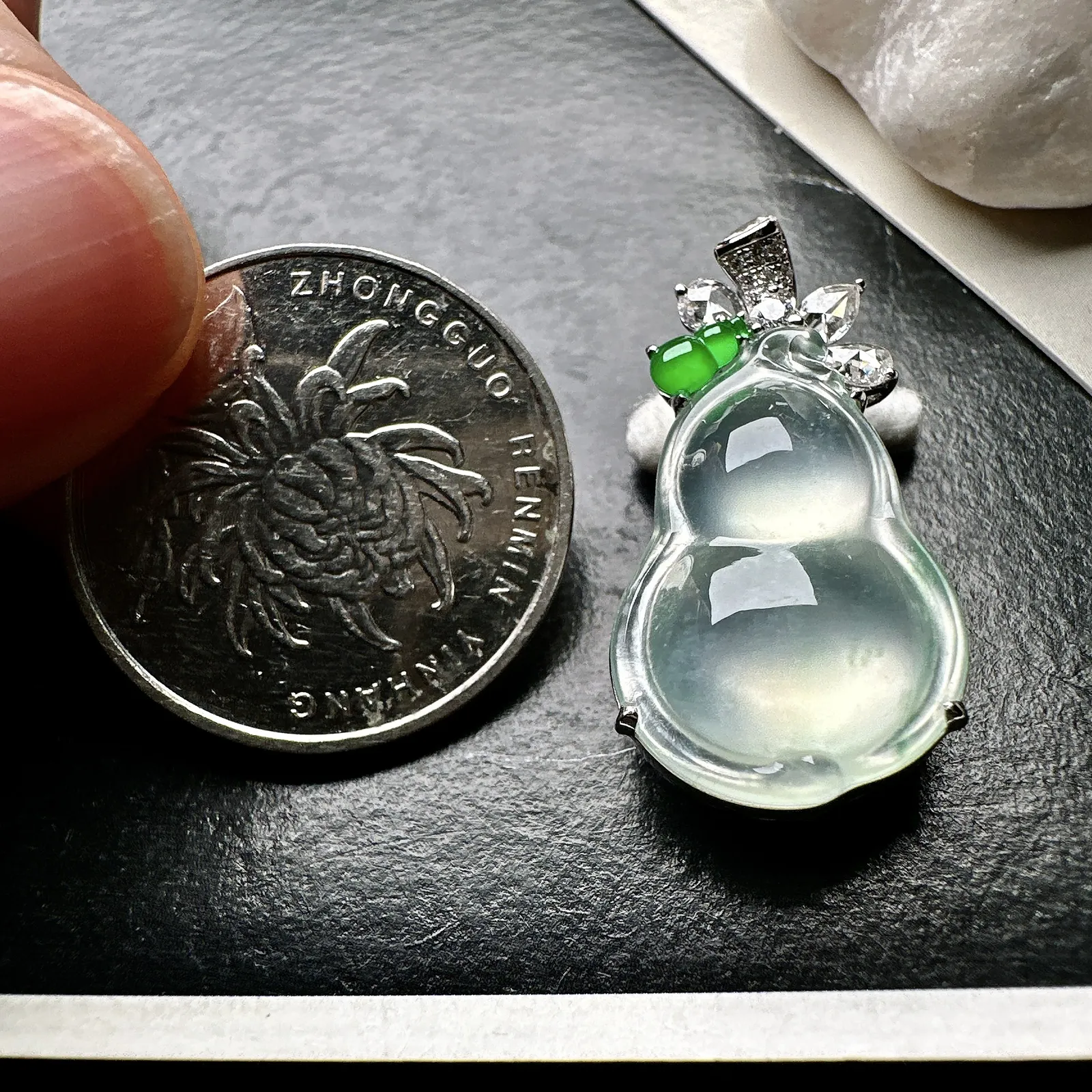 【冰种葫芦吊坠】质地细腻清爽，荧光感强烈，起刚光强烈，18K金钻镶嵌，裸石尺寸22*15.2*5.1毫米