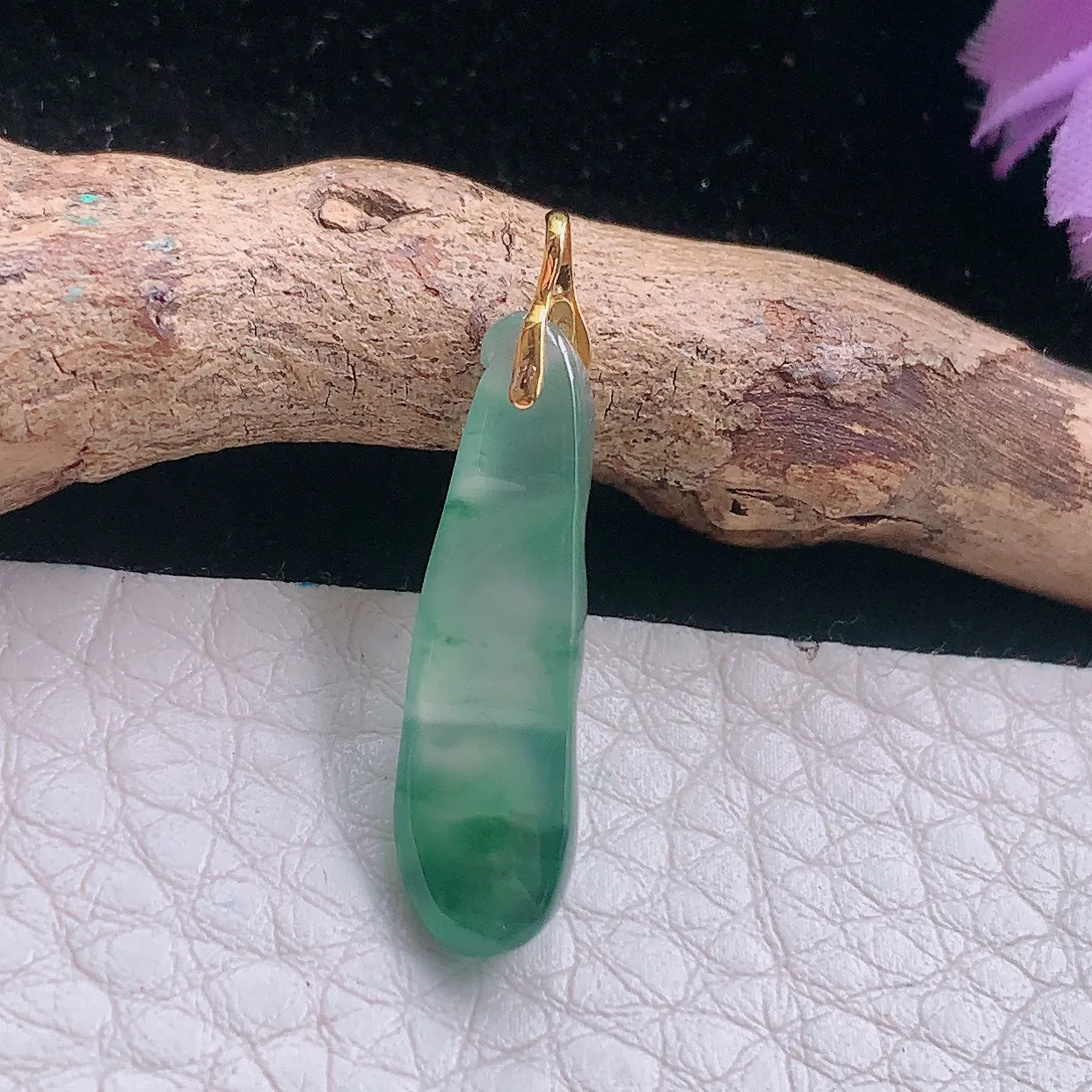 axm自然光27.8*7.3*5天然缅甸翡翠a货精雕冰种飘花平安豆玉吊坠 玉挂件