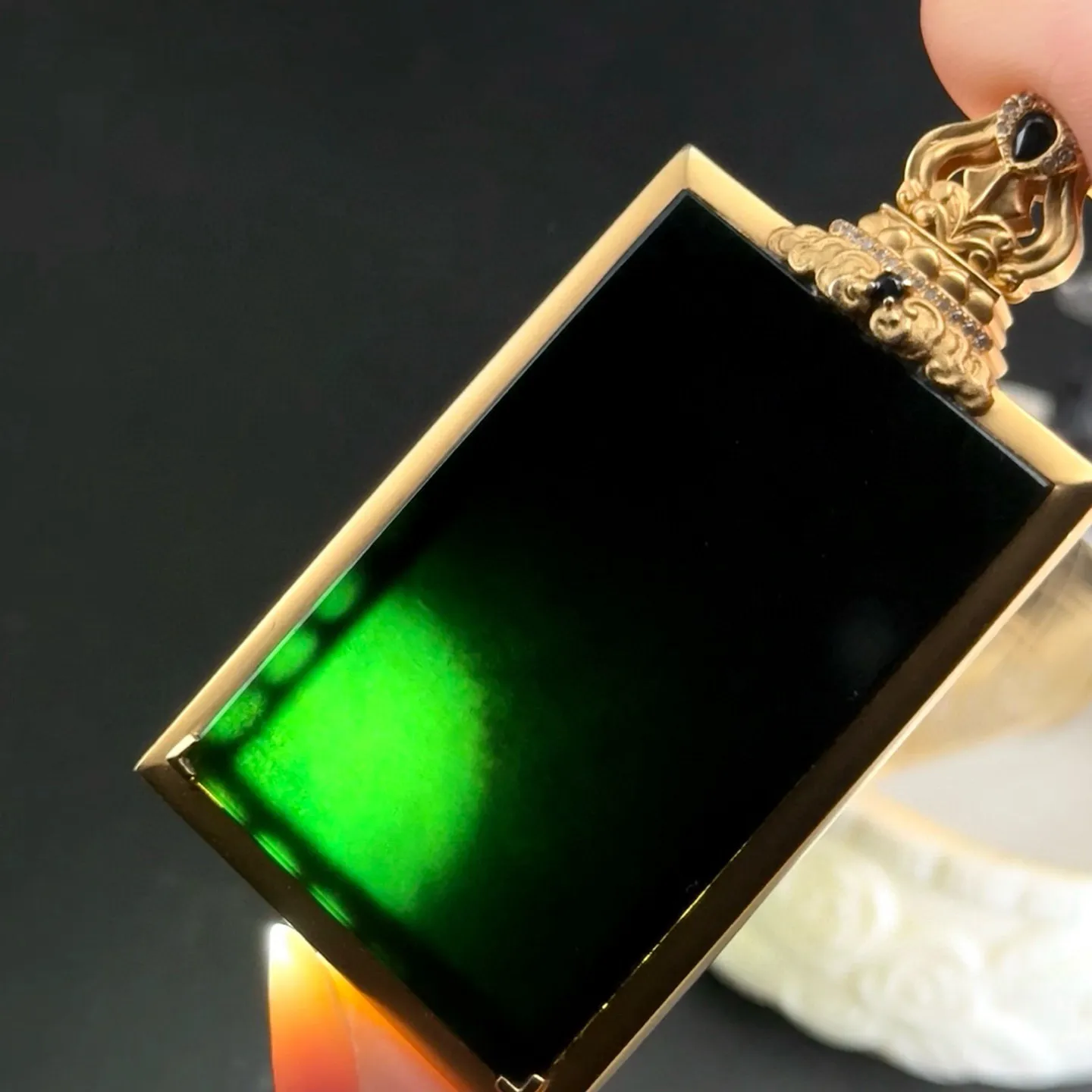 精品18k重金豪镶墨翠无事牌 种好色正 黑度极好 打灯通透 油性十足 尺寸65.1