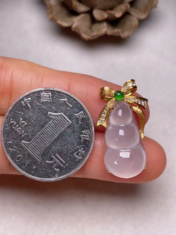 冰种福豆吊坠、真金真钻镶嵌，种水好，玉质细腻 .裸石尺寸 20.6*19