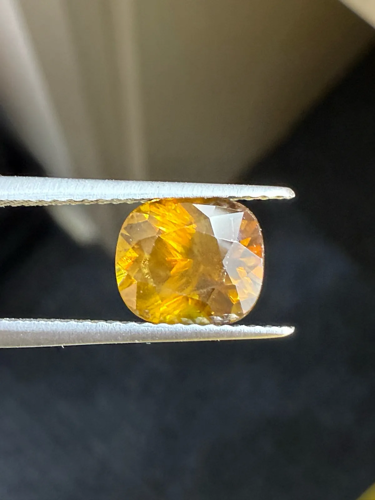 2.21克拉天然榍石戒面裸石，颜色超美，火彩超好，尺寸：8.2*7.2*5.1mm