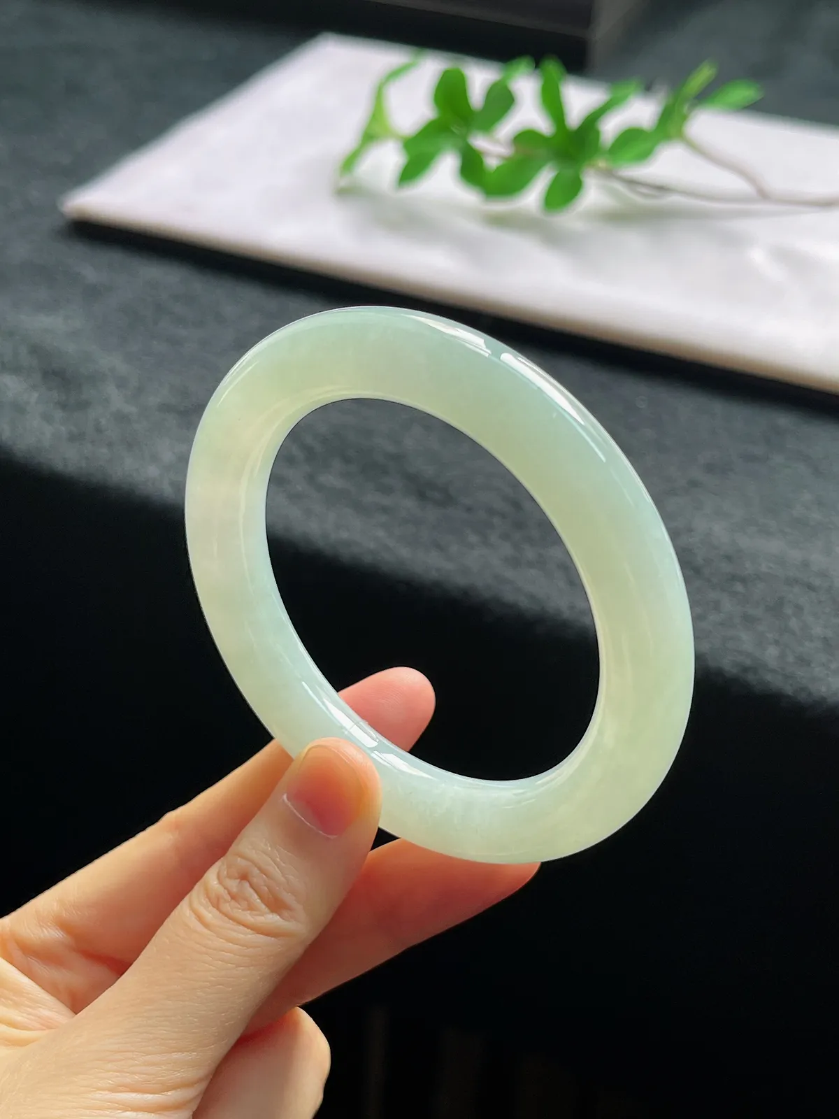 圆镯55.7圈口，翡翠冰糯种淡绿色手镯