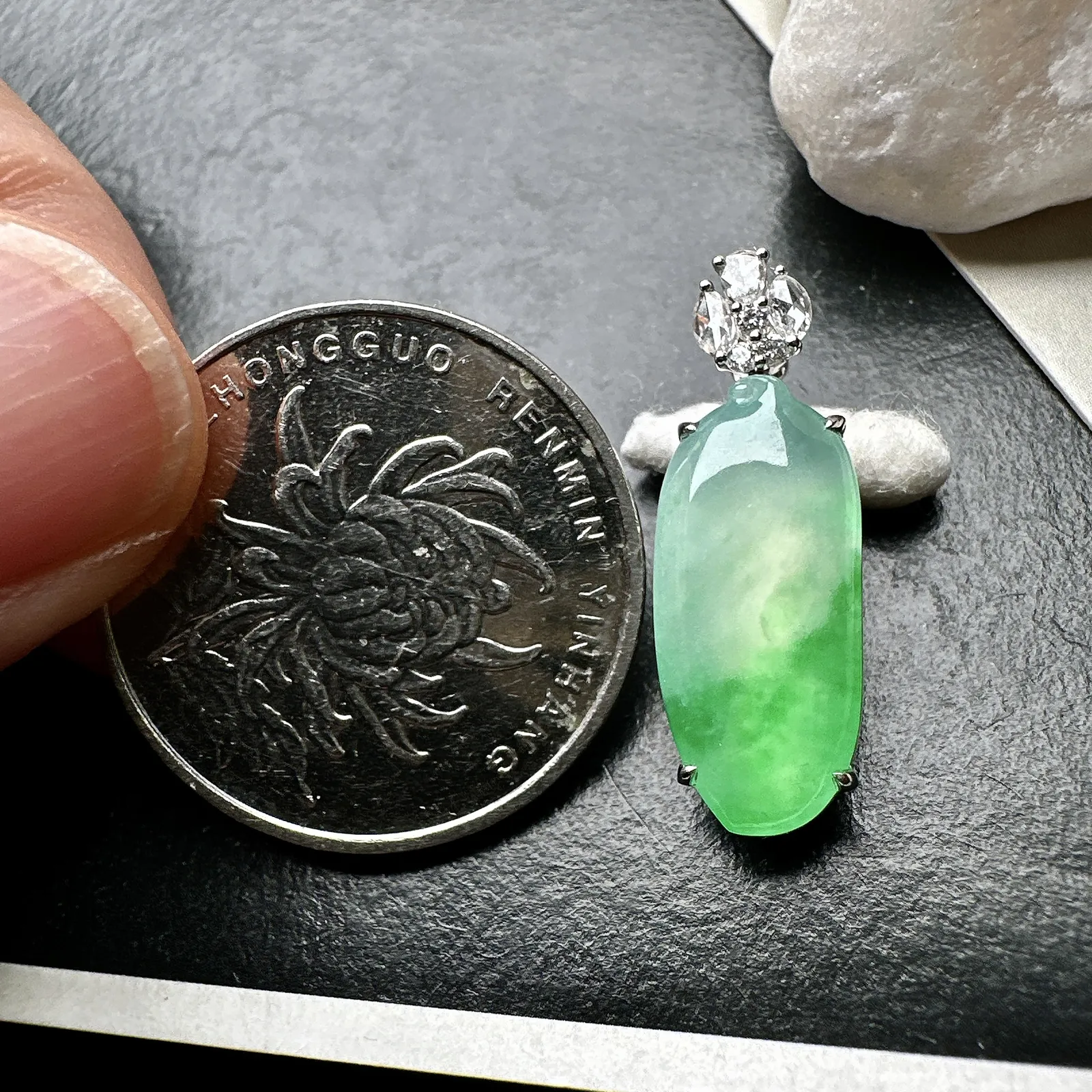 【冰种飘绿福瓜吊坠】种水上乘，晶莹剔透，纯净通透，18k金钻精美镶嵌，裸石尺寸19.6*8.7*3.3毫米