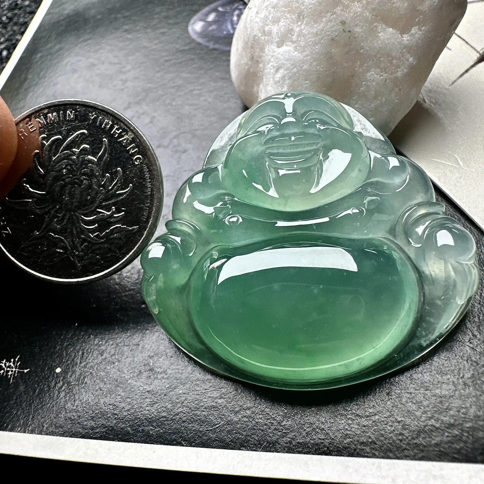 【冰种飘绿大佛公吊坠】种水上乘，晶莹剔透，纯净通透，莹光感很强