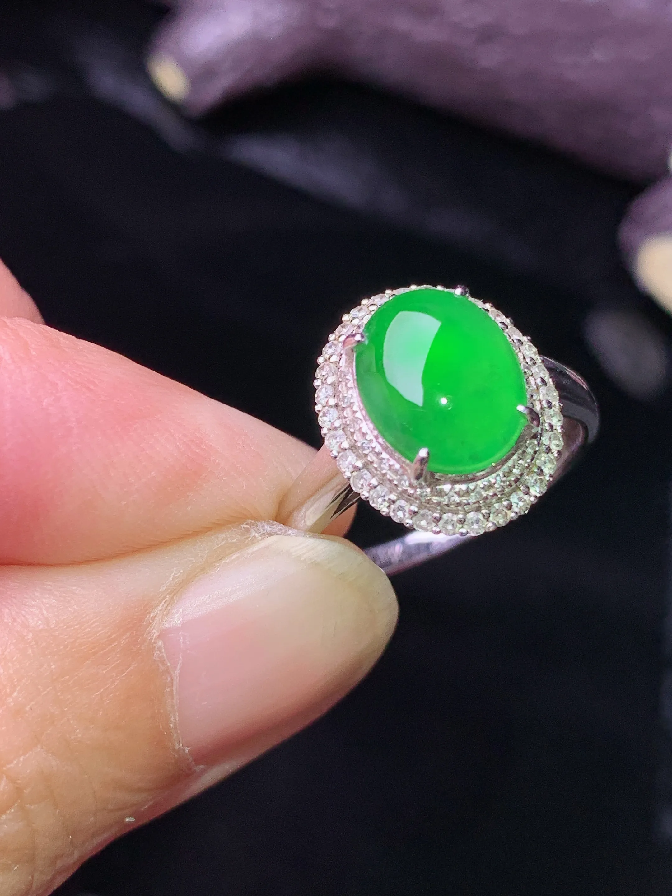 18k金钻镶嵌满绿蛋面戒指 玉质细腻 色泽清新艳丽 圈口14.5整体尺寸13.3*11.3*8