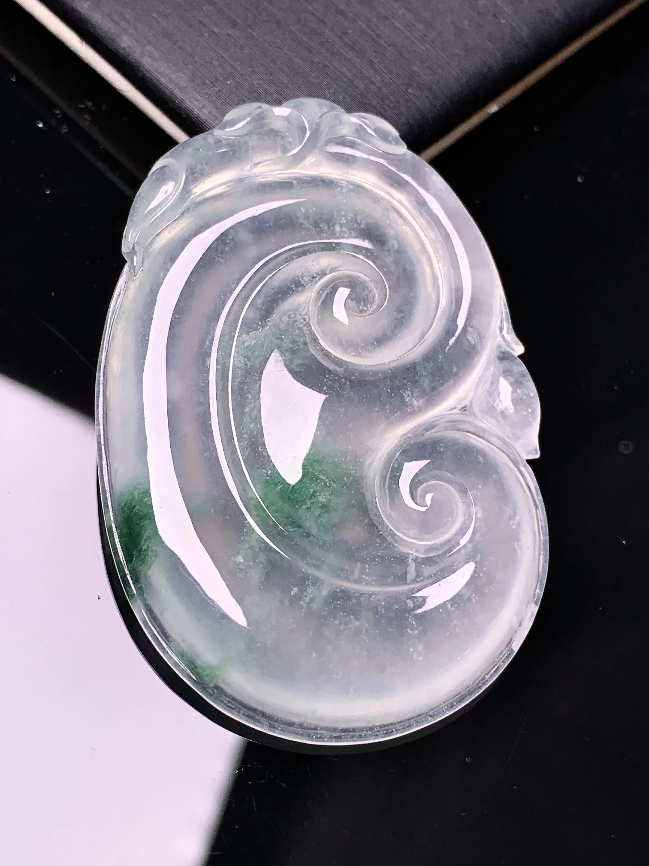 飘绿如意吊坠 玉质细腻 色泽清新艳丽 整体尺寸48.2*32.2*4.8