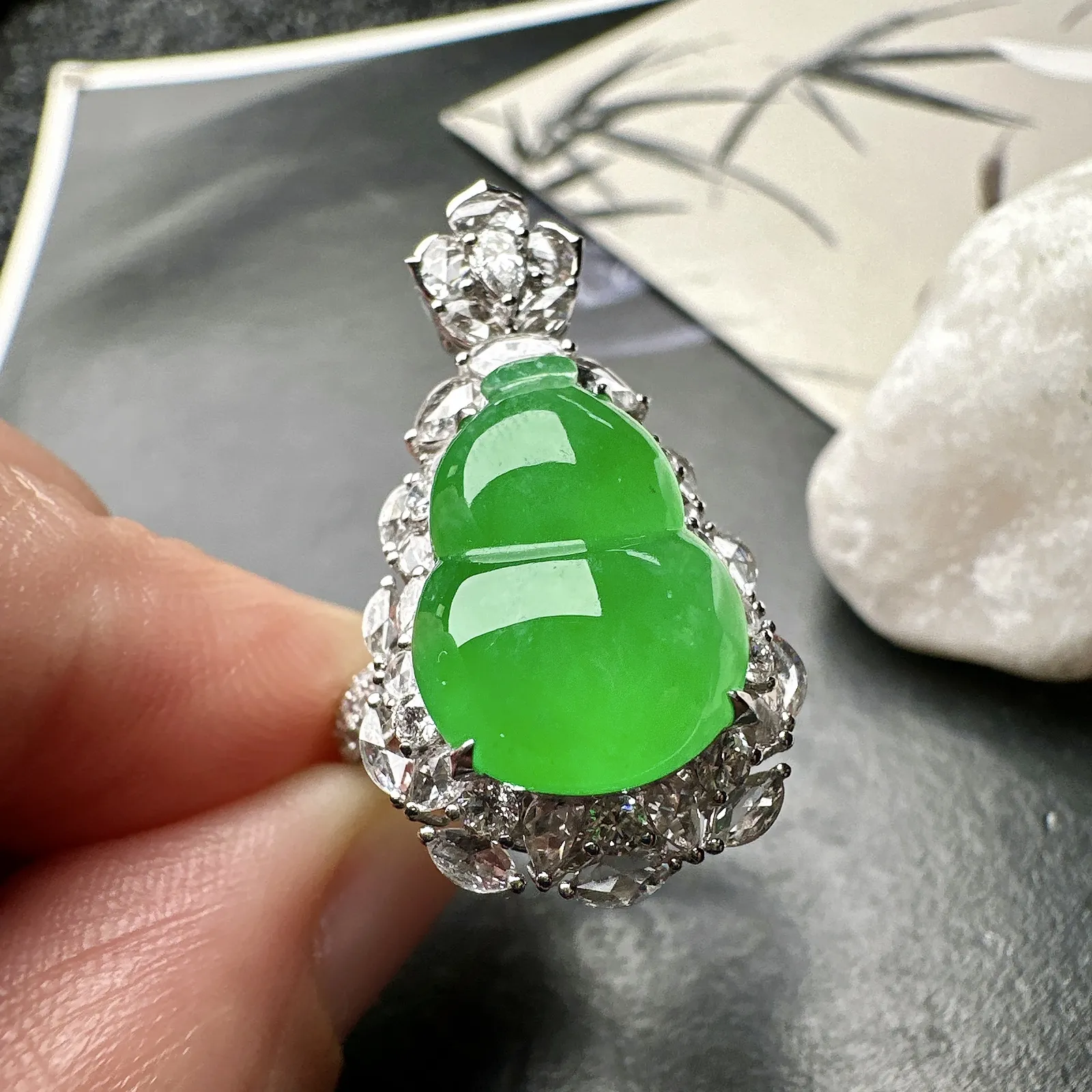 【冰种满绿葫芦戒指、吊坠两用款】质地细腻，冰润起光，胶感强烈，冰感明显，18K金钻精美镶嵌，裸石尺寸15*11.1*4.2毫米
