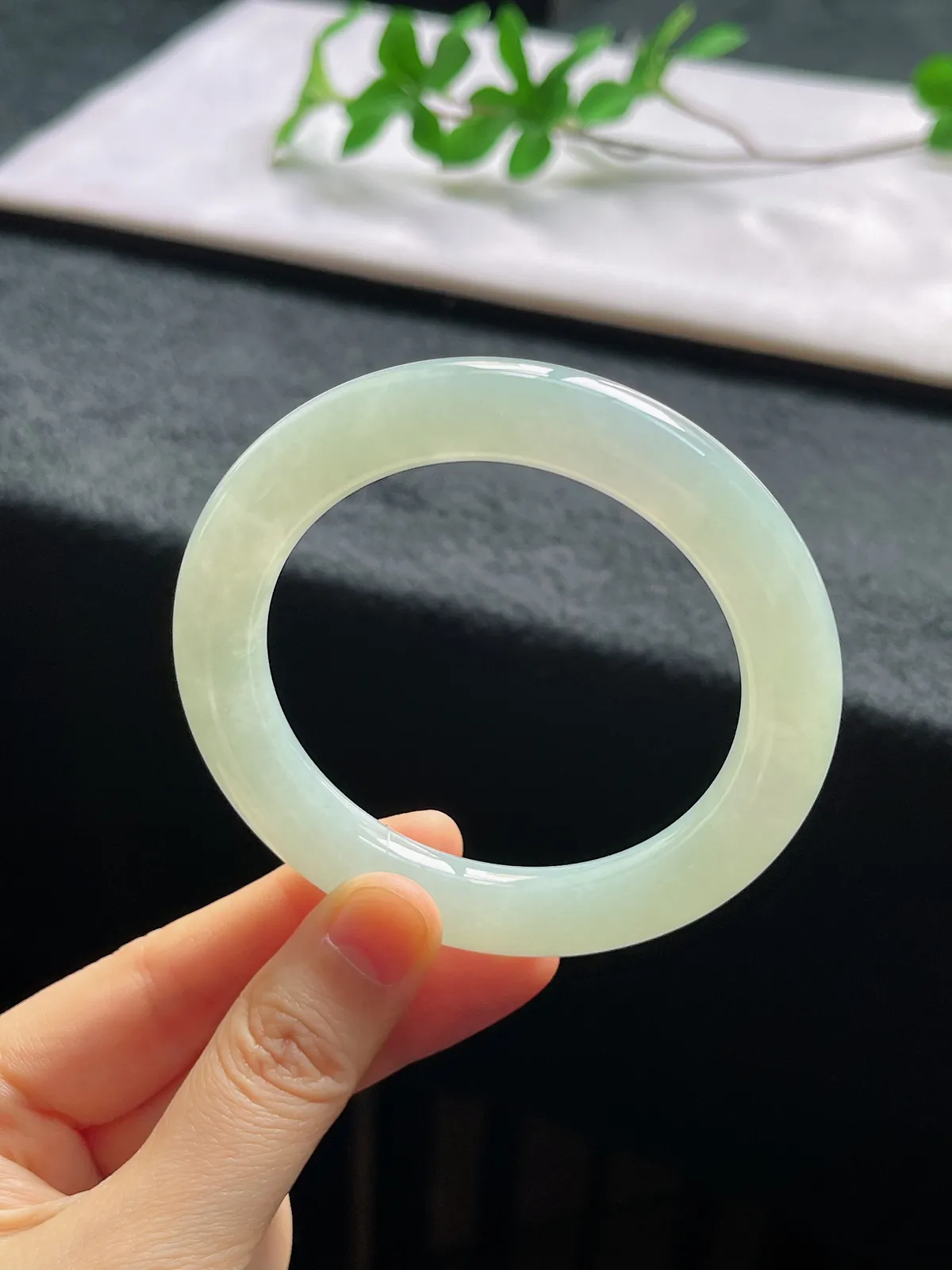 圆镯55.7圈口，翡翠冰糯种淡绿色手镯