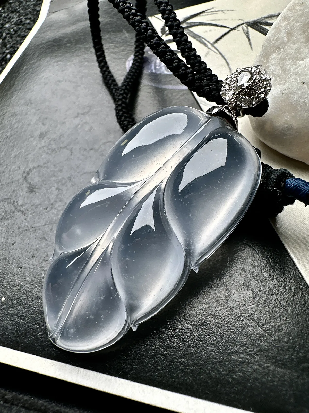 【冰种大叶子】金枝玉叶，质地细腻，冰润透亮，光泽出众，18k金钻镶嵌，裸石尺寸56.1*30.5*9毫米