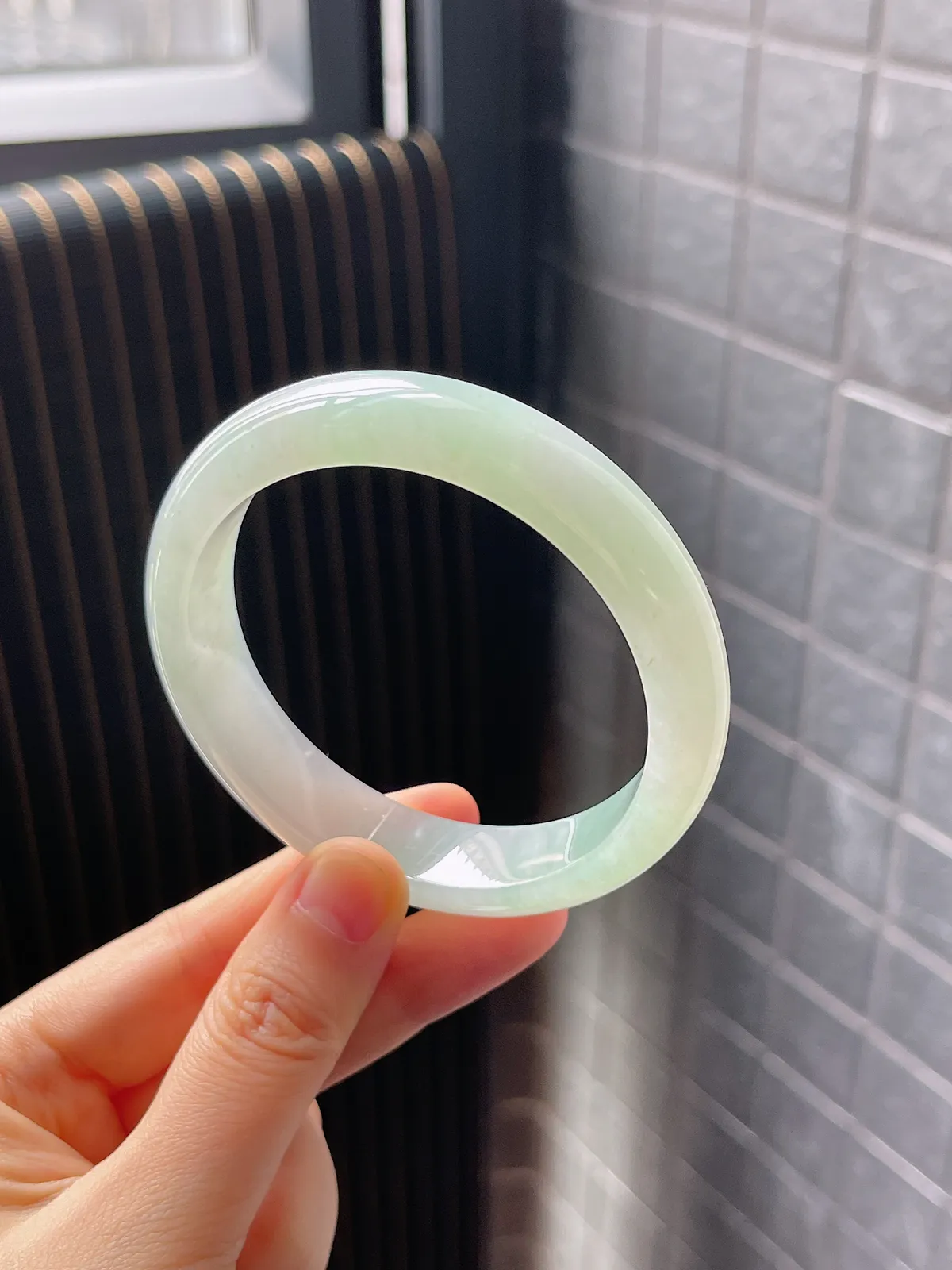 正圈59.2圈口，翡翠冰糯种淡绿色手镯