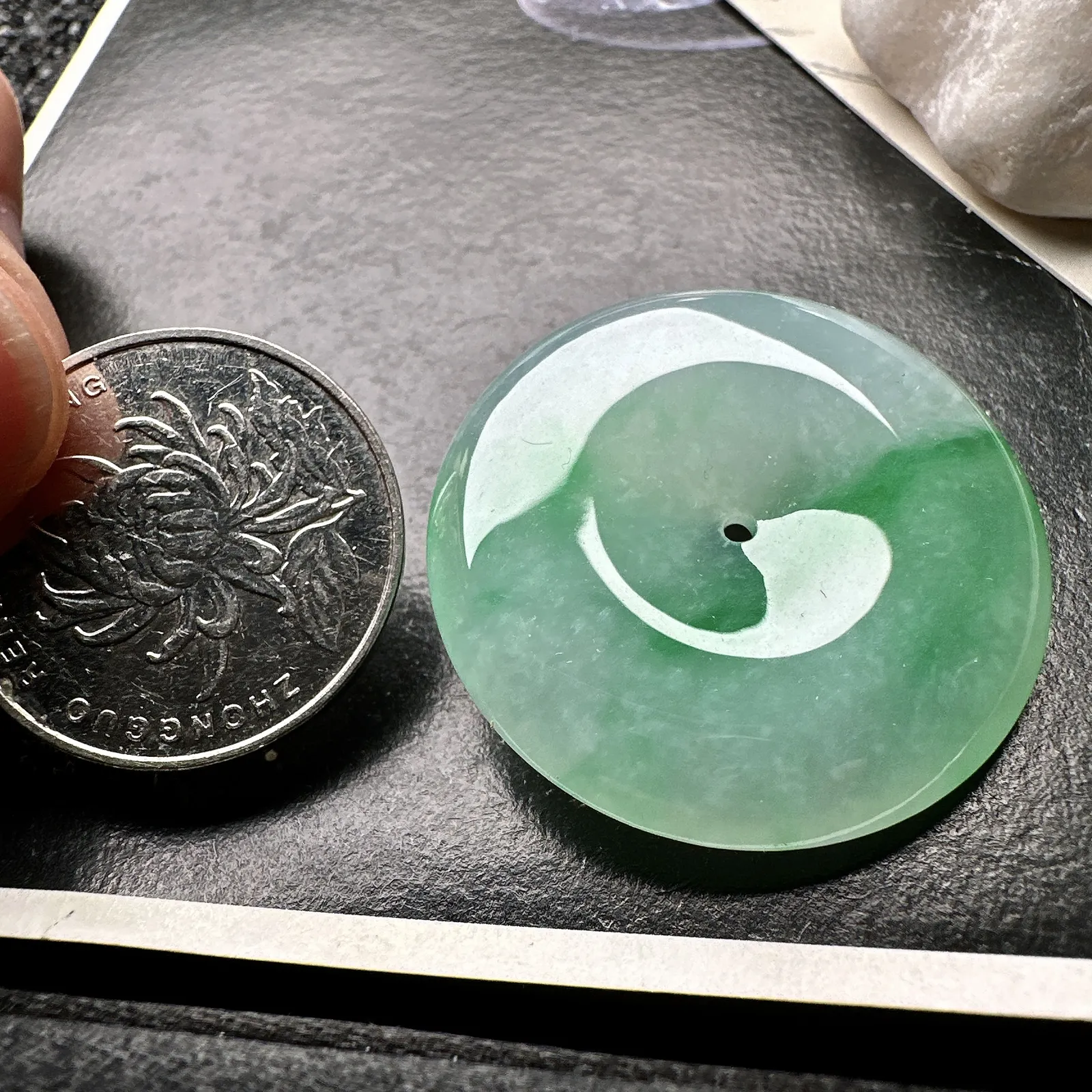 【冰糯种飘绿平安扣】质地细腻冰润，品质很好，冰感十足，胶感明显，收藏品质。